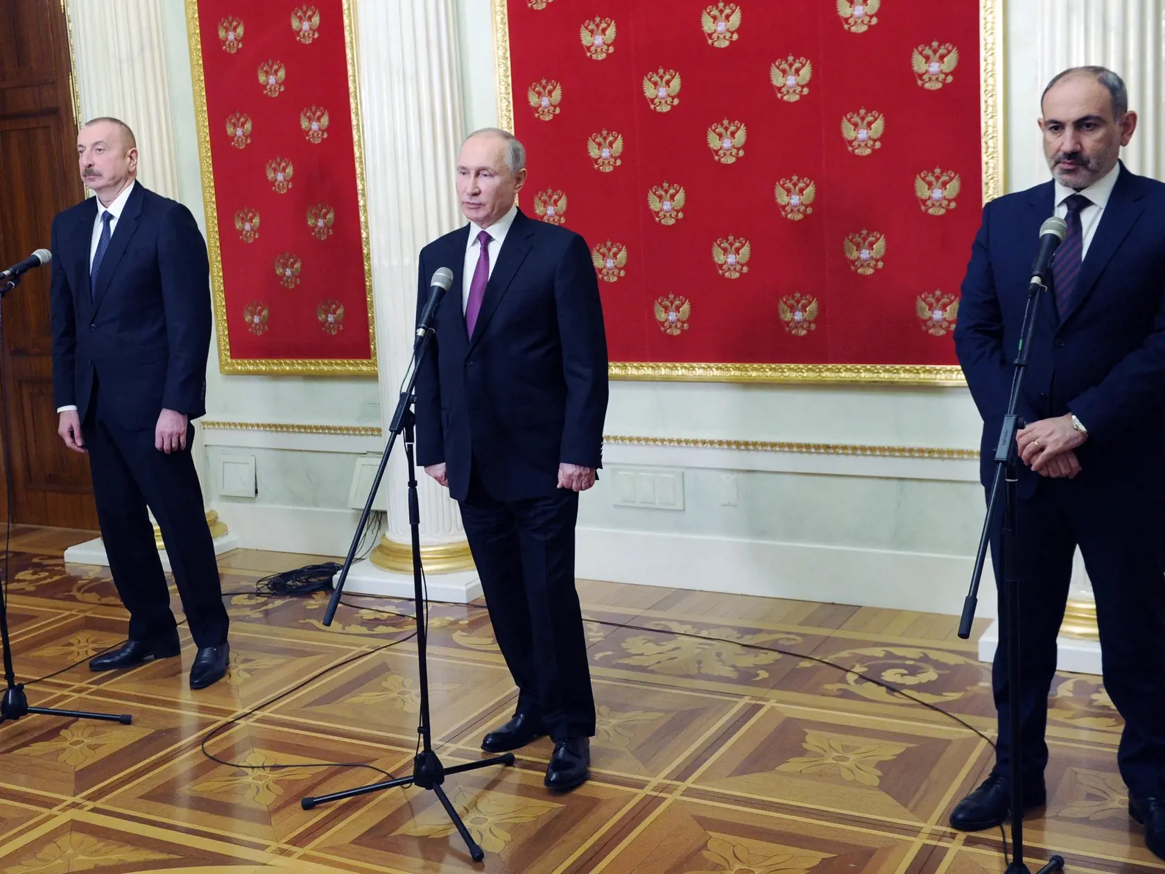 KK29 Moskva - Zľava azerbajdžanský prezident Ilham Alijev, ruský prezident Vladimir Putin a arménsky premiér Nikol Pašinjan počas tlačovej konferencie po stretnutí 11. januára 2021 v Moskve. Arménsky premiér Nikol Pašinjan v pondelok uviedol, že status Náhorného Karabachu zostáva jednou z nevyriešených otázok v konflikte medzi Arménskom a Azerbajdžanom. Podľa Pašinjana je "nie celkom" vyriešená aj výmena zajatcov. Obe strany sa však dohodli, že budú pokračovať v hľadaní riešení v daných oblastia