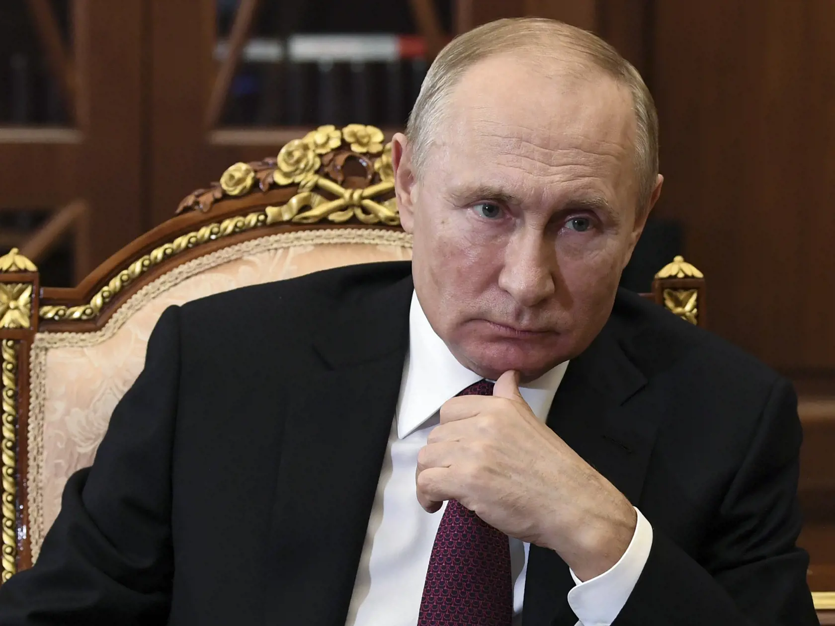 KK3 Moskva - Ruský prezident Vladimir Putin počúva počas stretnutia v Moskve 19. novembra 2020. Pre arménsku vládu by bolo "samovraždou", ak by odstúpila od Ruskom sprostredkovanej dohody o prímerí s Azerbajdžanom v súvislosti s bojmi o separatistický región Náhorný Karabach. Vyhlásil to ruský prezident Vladimir Putin v reakcii na protesty opozičných síl v Jerevane proti dohode a za odstúpenie arménskeho premiéra Nikola Pašinjana, jedného zo signatárov dokumentu. FOTO TASR/AP
Russian President V