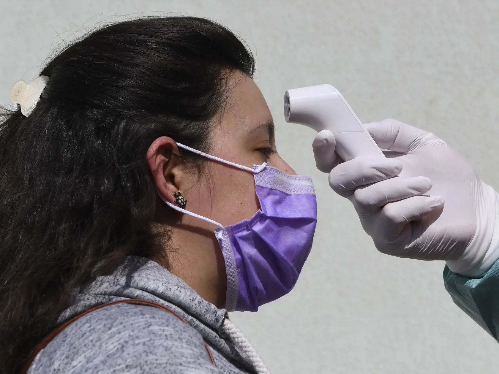 Medzi doposiaľ známe symptómy nového koronavírusu COVID-19 patria vysoké teploty, suchý kašeľ či dýchavičnosť. Pribudli však ďalšie príznaky, ktoré by si ľudia mali na seba všímať. Koronavírus môžete mať aj bez zvýšenej teploty.