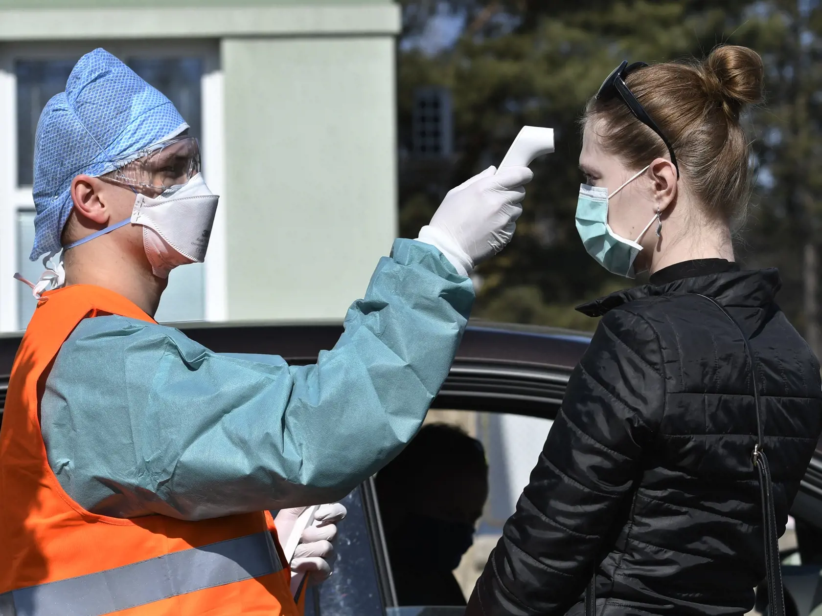 Medzi doposiaľ známe symptómy nového koronavírusu COVID-19 patria vysoké teploty, suchý kašeľ či dýchavičnosť. Pribudli však ďalšie príznaky, ktoré by si ľudia mali na seba všímať. Koronavírus môžete mať aj bez zvýšenej teploty.