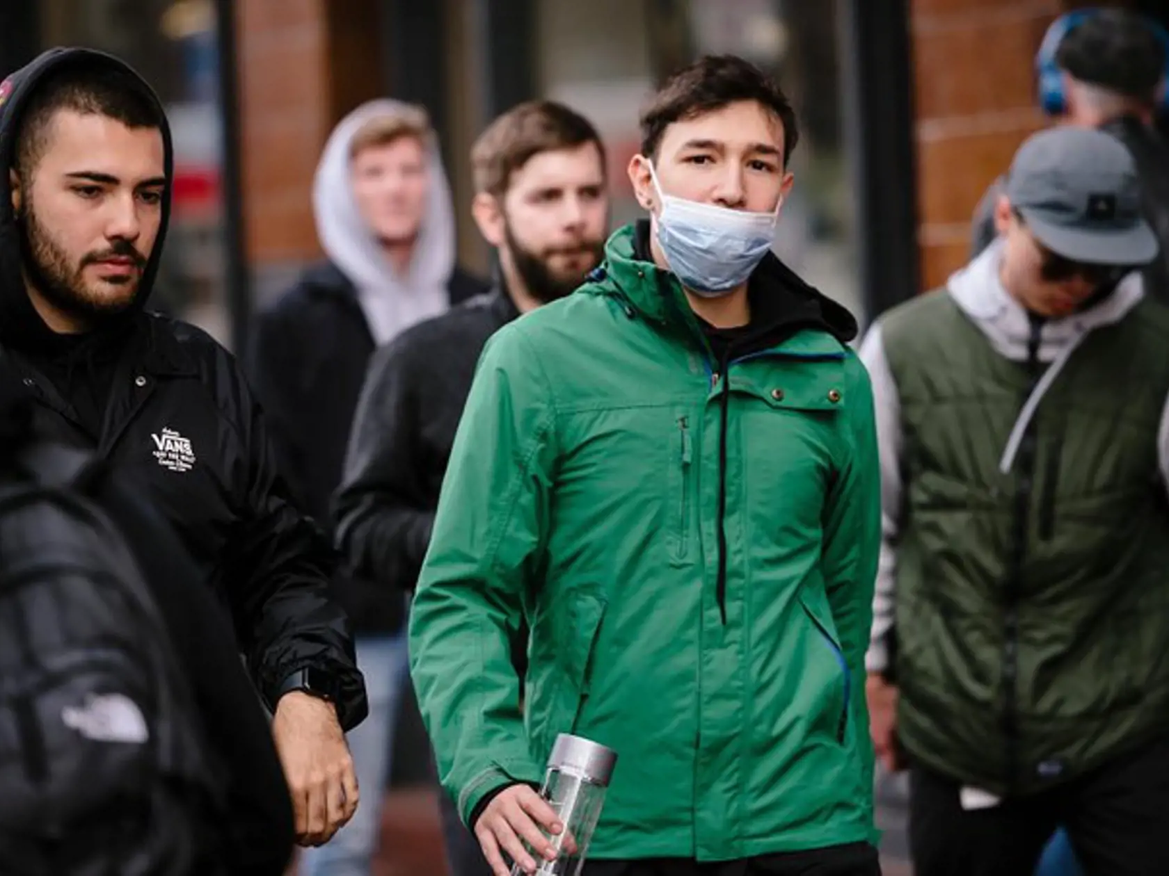 Najčastejšími prenášačmi vírusu sú práve mladí ľudia. Keď nepociťujú žiadny z hlavných príznakov, usudzujú, že koronavírus nemajú. V tom sa však môžu mýliť.
