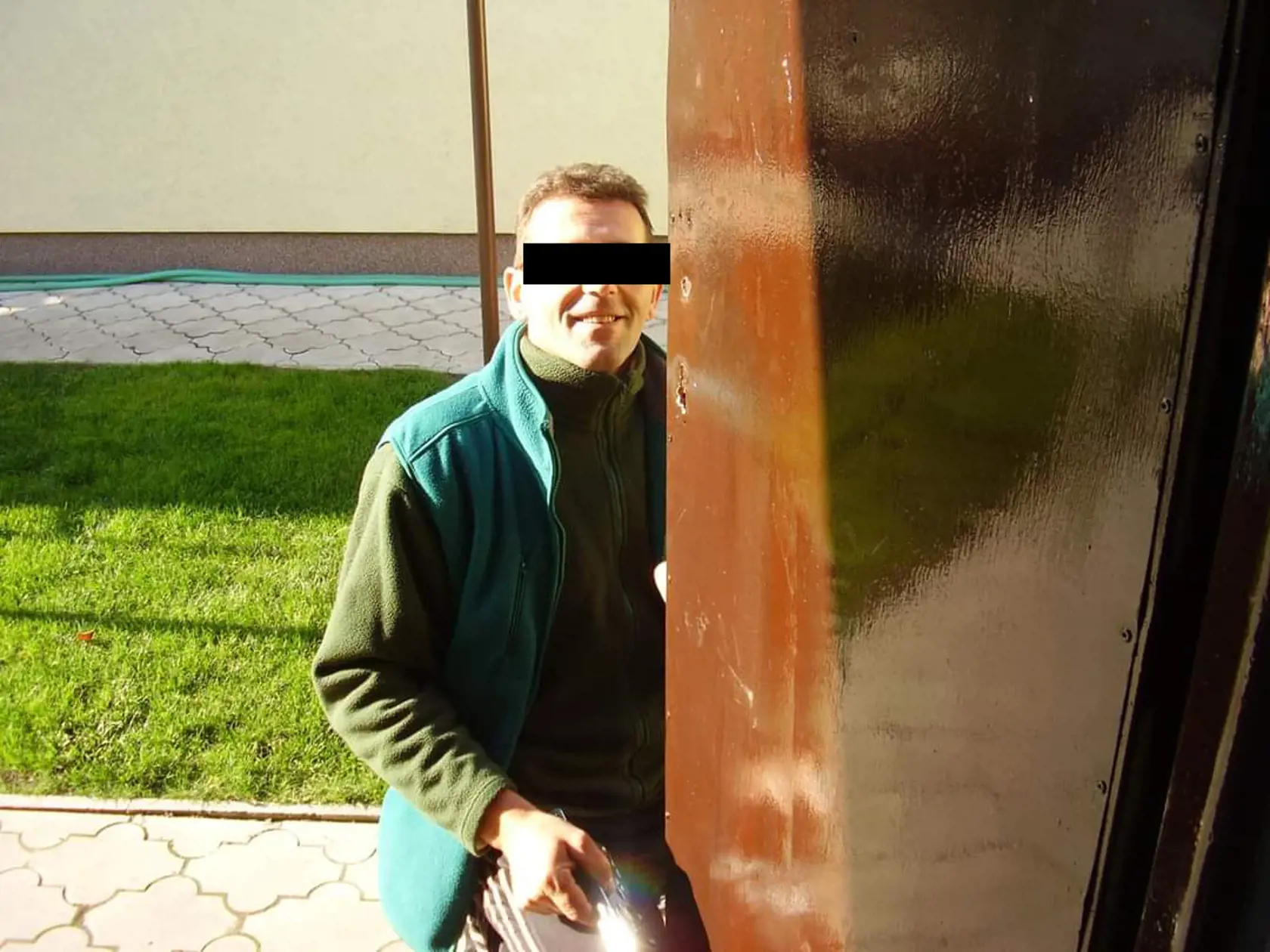 Ešte predtým Roberta vyšetril lekár, bol v poriadku.Na druhý deň ráno o 8.00 hod Robert absolvoval podanie raňajok. Potom na na cele vyčkával na predvedenie pre sudcu pre prípravné konanie. Službukonajúci príslušník ho pravidelne kontroloval, o 12.00 bol ešte nažive. Asi o 12.35 si policajt všimol, že osoba v cele sa nehýbe, takže vstúpil dnu, muža začal oživovať a privolal rýchlu zdravotnú pomoc: Žiaľ, lekár po príchode mohol už len skonštatovať smrť.