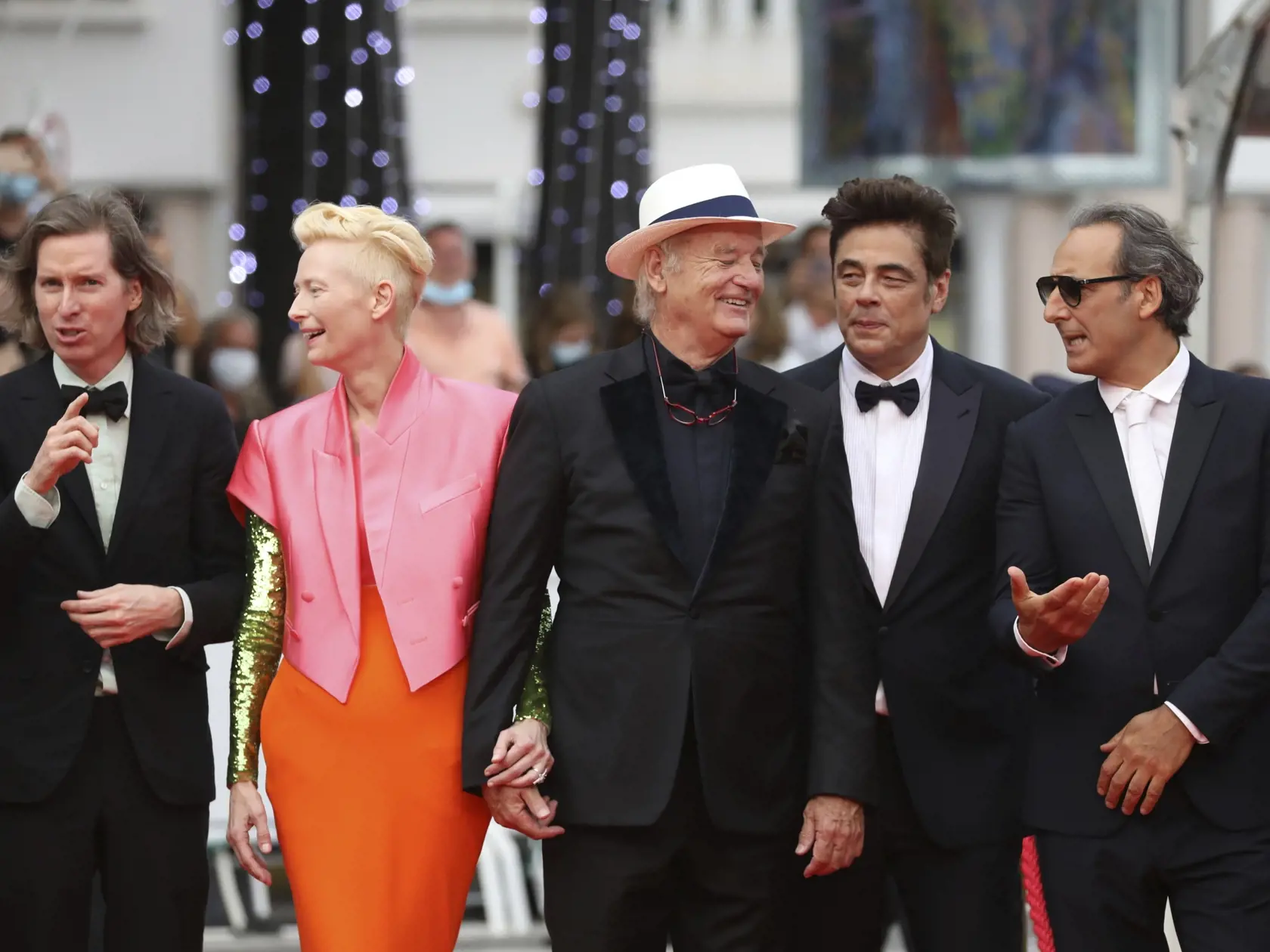 Zľava režisér Wes Anderson, Tilda Swintonová, Bill Murray, Benicio Del Toro a Alexandre Desplat