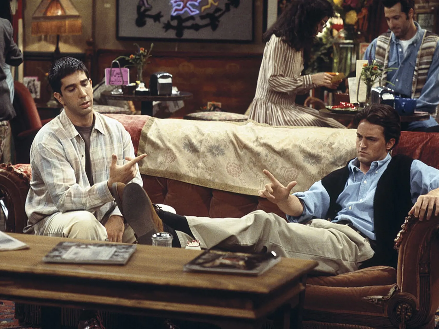 Herec Matthew Perry (vpravo) v seriáli Priatelia