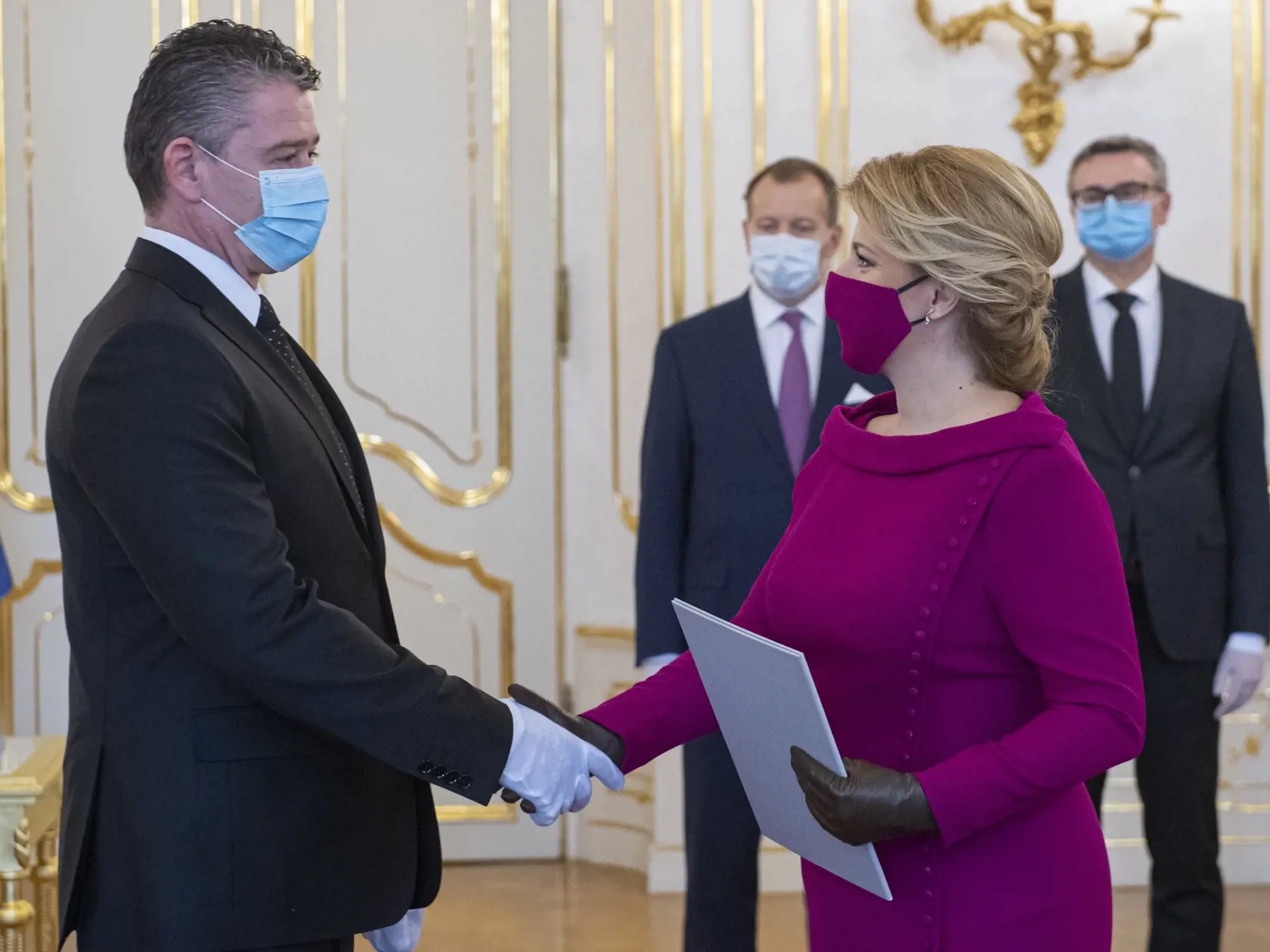 Na snímke vpravo prezidentka Zuzana Čaputová  odovzdáva menovací dekrét ministrovi vnútra SR Romanovi Mikulcovi v Prezidentskom paláci v Bratislave, 21. marca 2020.  FOTO TASR - Michal Svítok