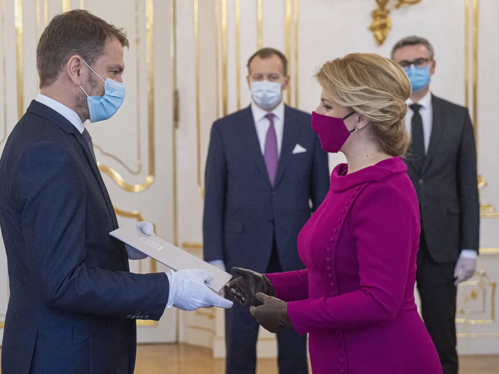 Na snímke vpravo prezidentka Zuzana Čaputová  vymenúva Igora Matoviča za predsedu novej vlády SR v Prezidentskom paláci v Bratislave, 21. marca 2020. FOTO TASR - Michal Svítok