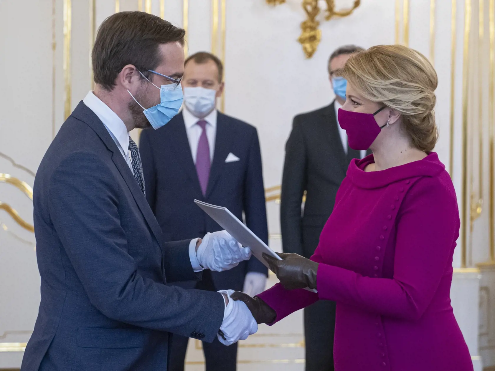 Na snímke vpravo prezidentka Zuzana Čaputová  odovzdáva menovací dekrét ministrovi  zdravotníctva SR Marekovi Krajčímu v Prezidentskom paláci v Bratislave, 21. marca 2020.  FOTO TASR - Michal Svítok