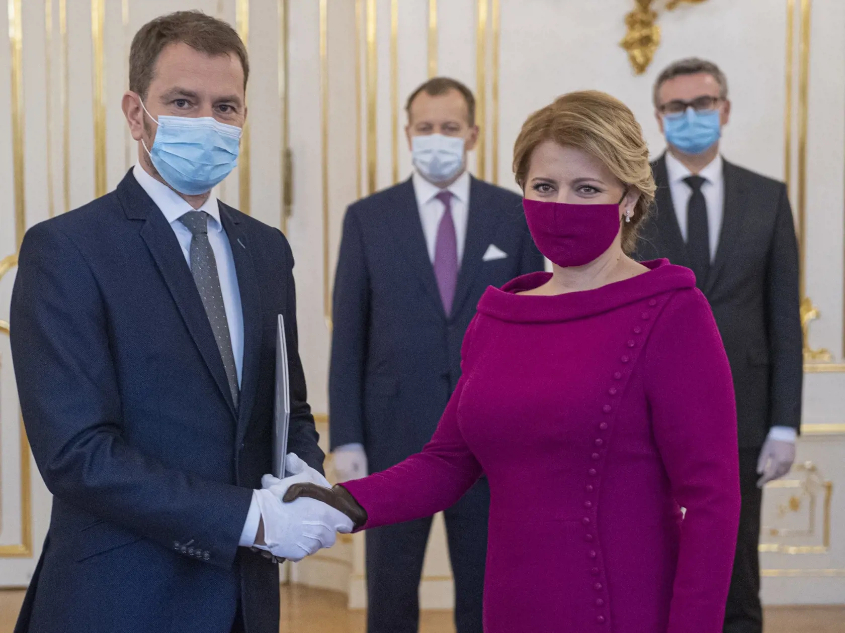 Na snímke vpravo prezidentka Zuzana Čaputová  vymenúva Igora Matoviča za predsedu novej vlády SR v Prezidentskom paláci v Bratislave, 21. marca 2020. FOTO TASR - Michal Svítok