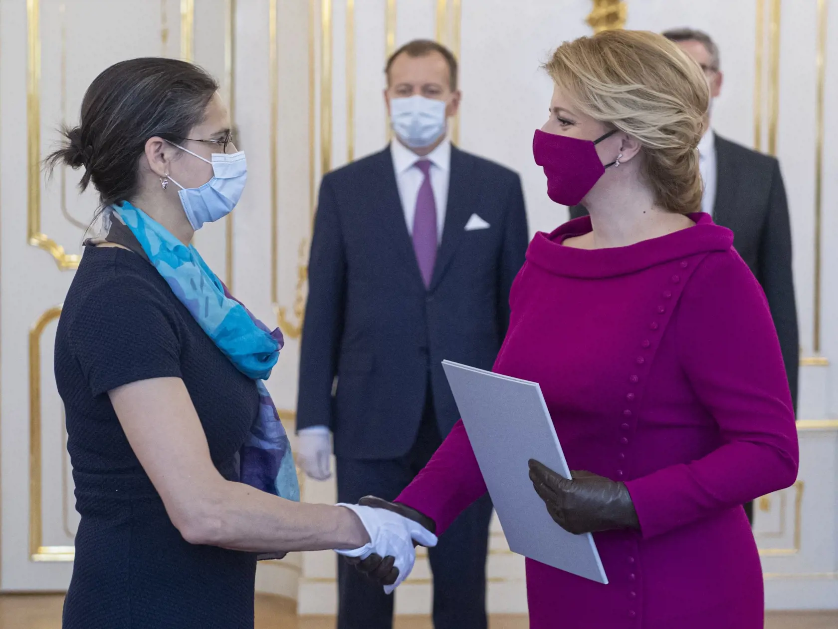 Na snímke vpravo prezidentka Zuzana Čaputová  odovzdáva menovací dekrét ministerke spravodlivosti SR Márii Kolíkovej (Za Ľudí) v Prezidentskom paláci v Bratislave, 21. marca 2020.  FOTO TASR - Michal Svítok