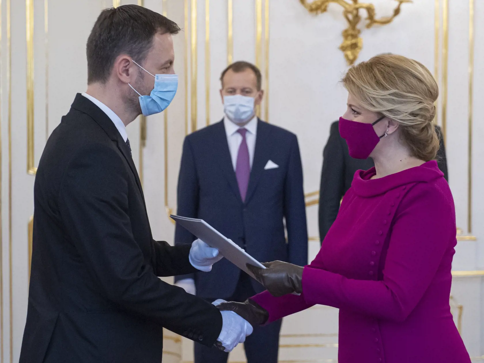 Na snímke vpravo prezidentka Zuzana Čaputová  odovzdáva menovací dekrét ministrovi financií SR Eduardovi Hegerovi v Prezidentskom paláci v Bratislave, 21. marca 2020.  FOTO TASR - Michal Svítok