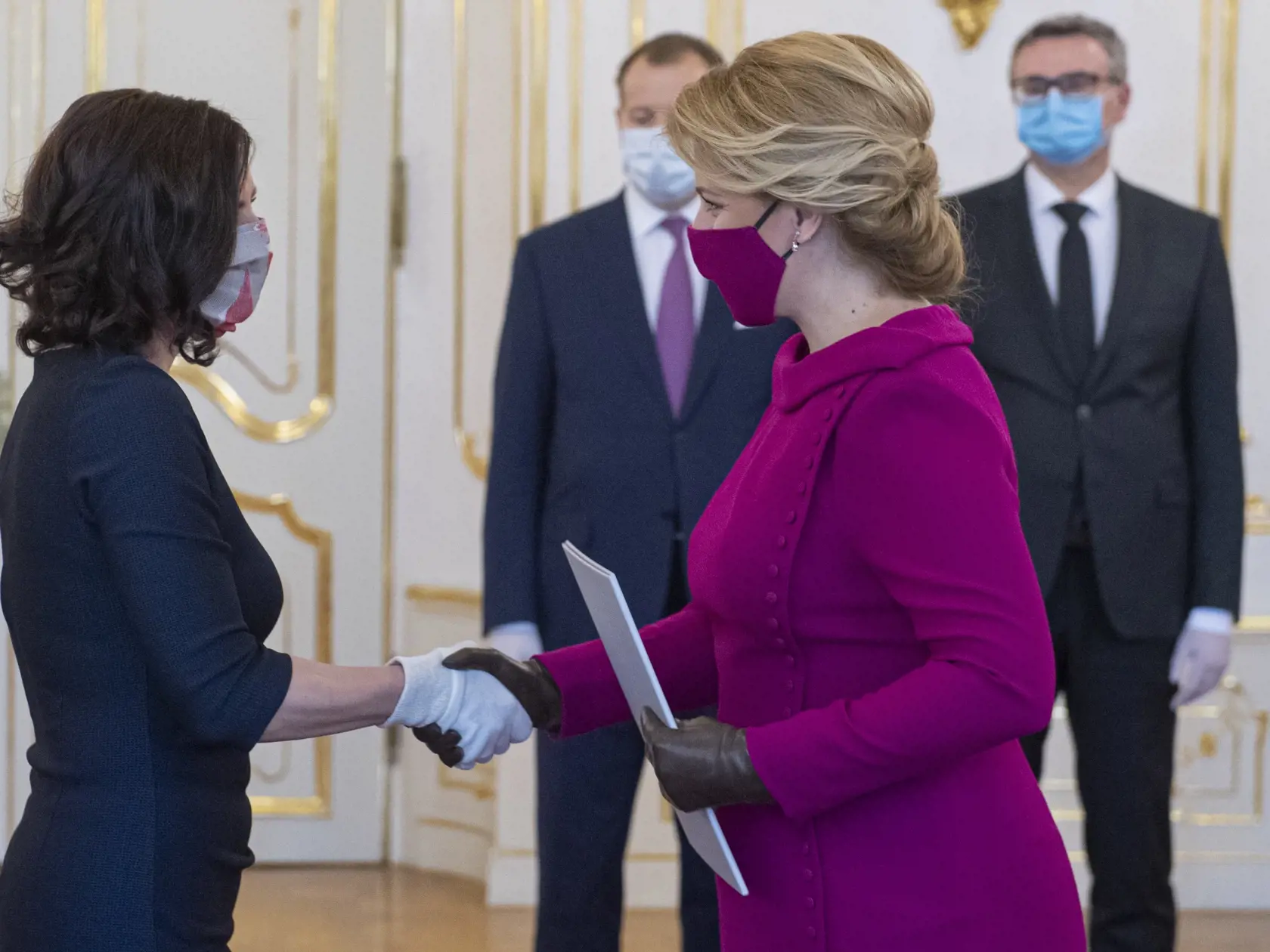 Na snímke vpravo prezidentka Zuzana Čaputová  odovzdáva menovací dekrét ministerke kultúry SR Natálii Milanovej v Prezidentskom paláci v Bratislave, 21. marca 2020.  FOTO TASR - Michal Svítok