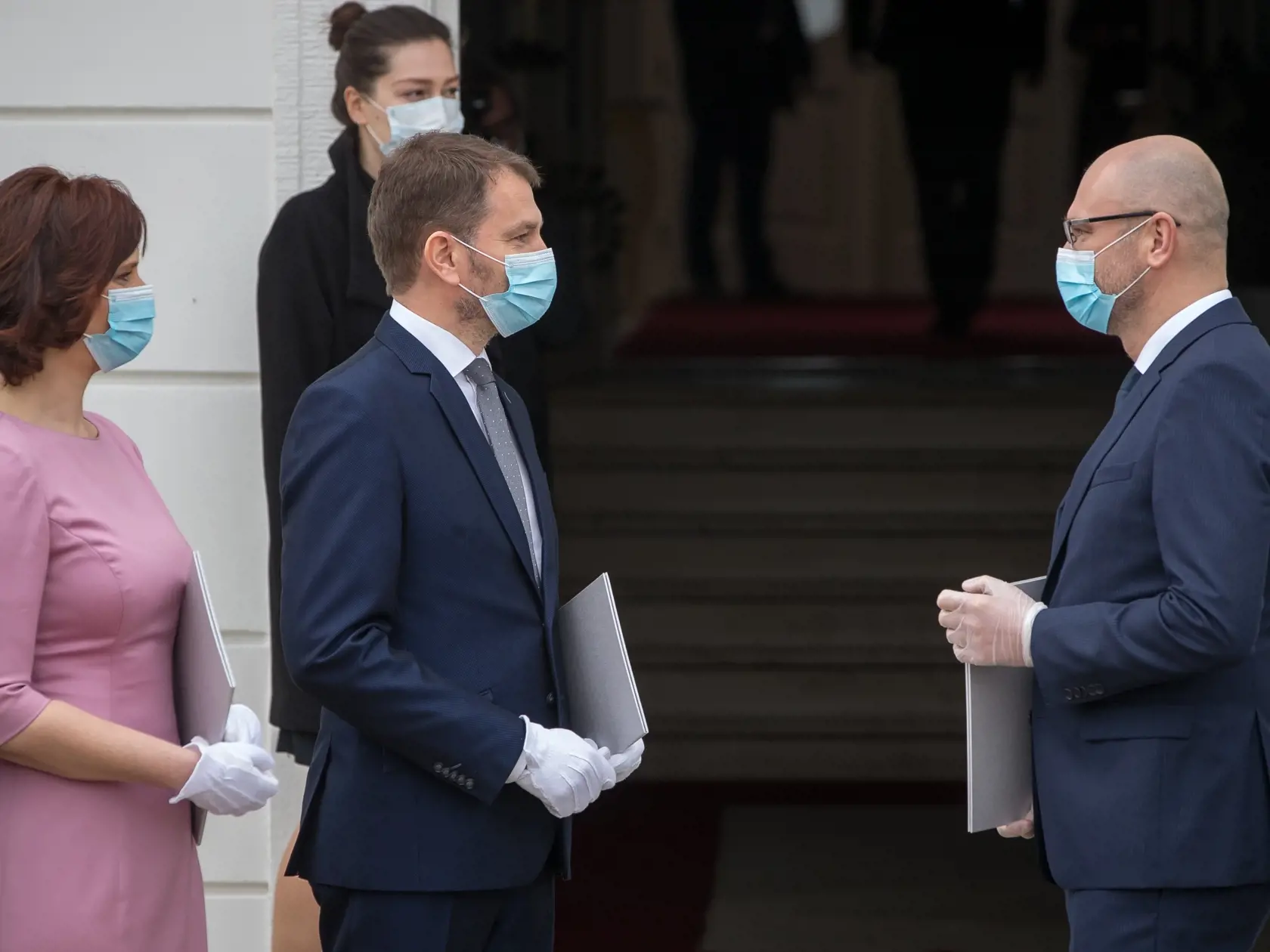 Prezidentka Slovenskej republiky Zuzana Čaputová vymenovala nových členov vlády pod vedením premiéra Igora Matoviča. Na snímke zľava je Veronika Remišová, Igor Matovič a Richard Sulík.