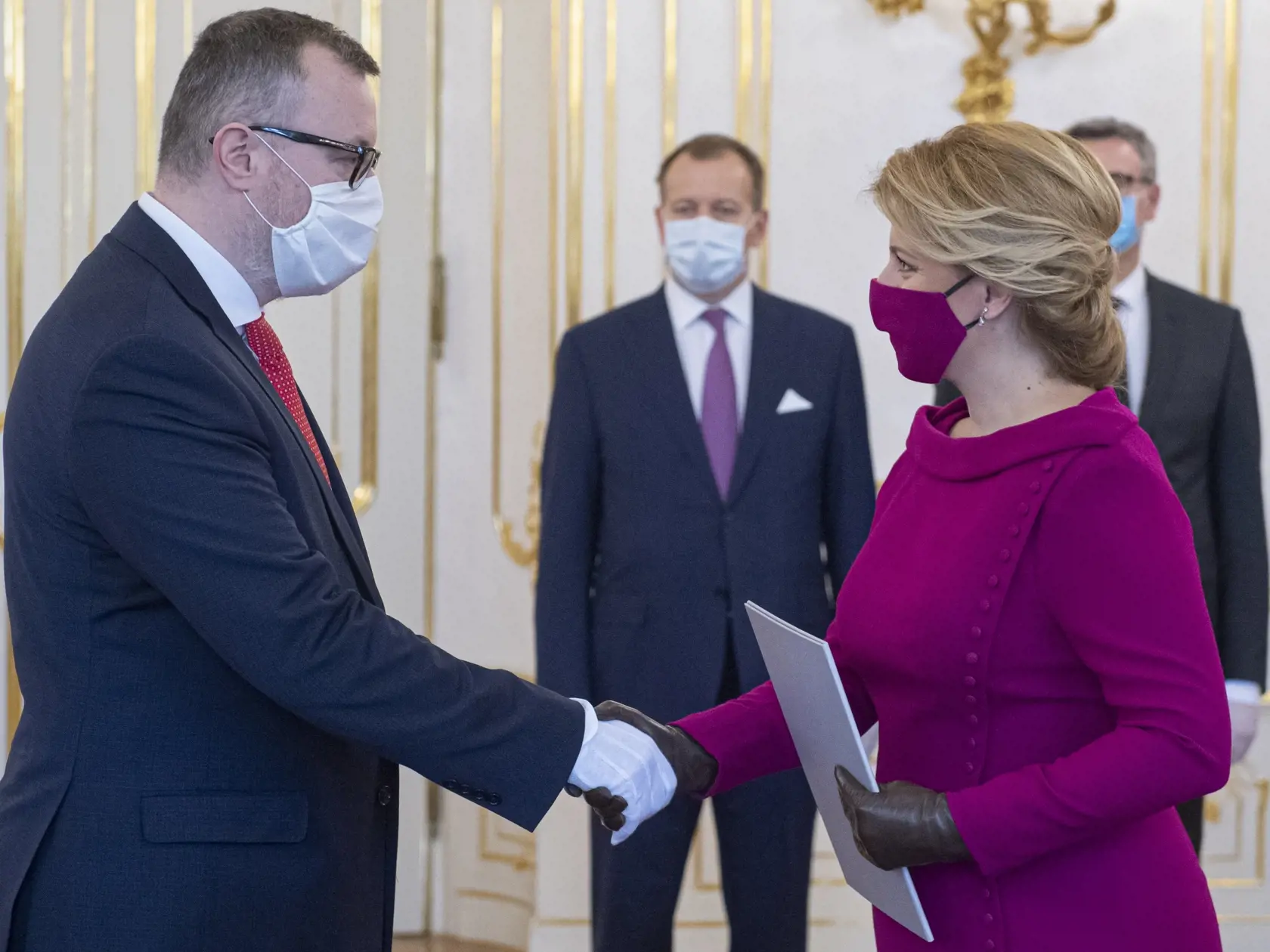 Na snímke vpravo prezidentka Zuzana Čaputová  odovzdáva menovací dekrét ministrovi práce, sociálnych vecí a rodiny SR Milanovi Krajniakovi v Prezidentskom paláci v Bratislave, 21. marca 2020.  FOTO TASR - Michal Svítok