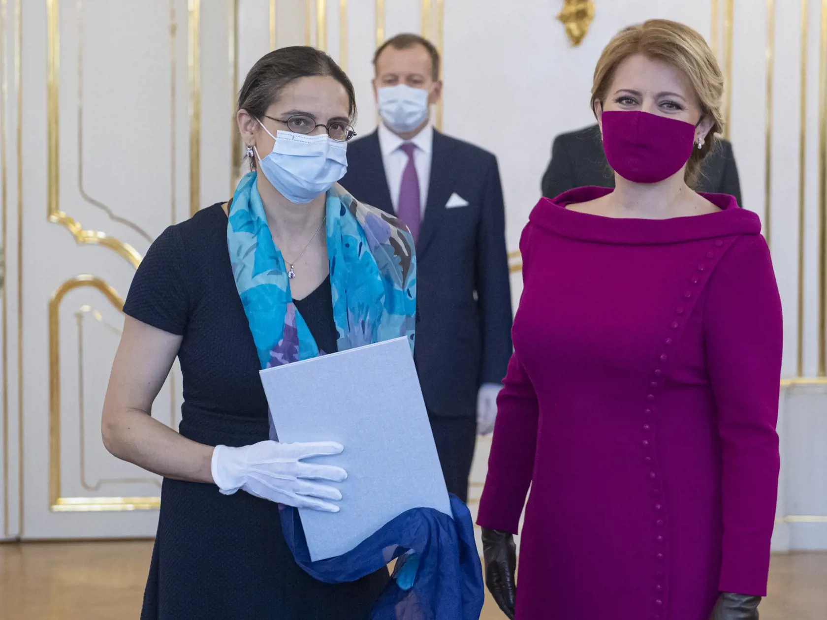 Na snímke vpravo prezidentka Zuzana Čaputová  a ministerka spravodlivosti SR Mária Kolíková počas aktu vymenovania novej vlády SR v Prezidentskom paláci v Bratislave, 21. marca 2020.  FOTO TASR - Michal Svítok
