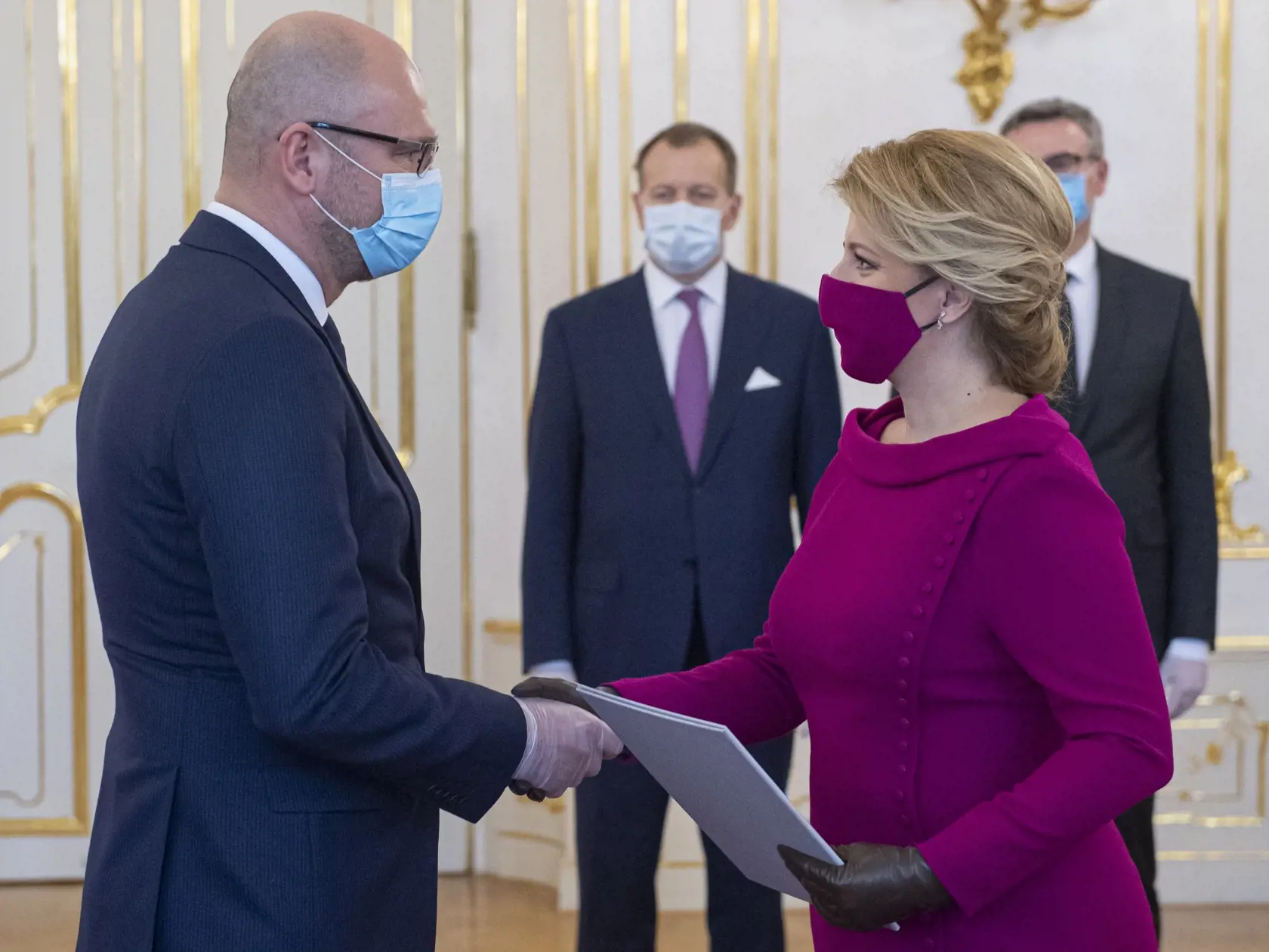 Na snímke vpravo prezidentka Zuzana Čaputová  odovzdáva menovací dekrét ministrovi  hospodárstva SR a prvému podpredsedovi  vlády pre ekonomiku Richardovi Sulíkovi v Prezidentskom paláci v Bratislave, 21. marca 2020.  FOTO TASR - Michal Svítok