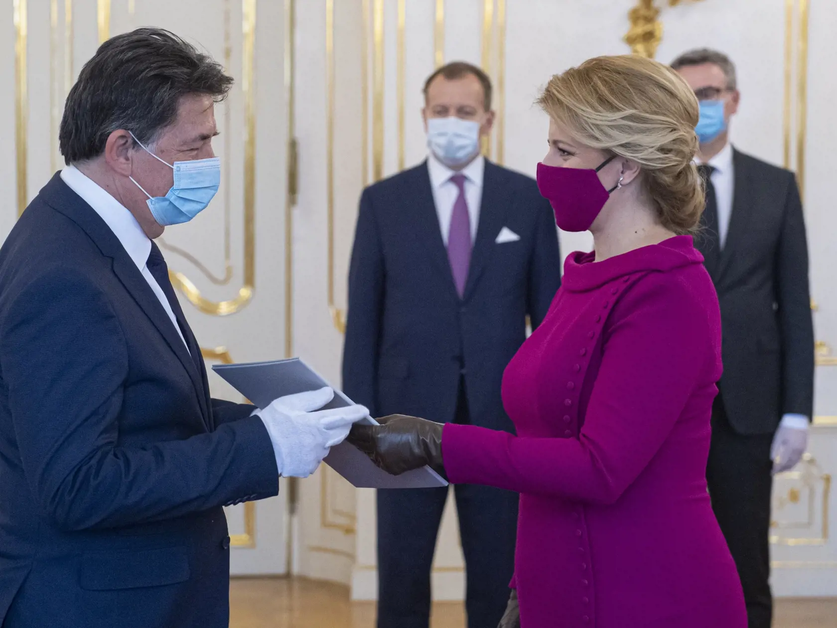 Na snímke vpravo prezidentka Zuzana Čaputová  odovzdáva menovací dekrét ministrovi životného prostredia SR Jánovi Budajovi v Prezidentskom paláci v Bratislave, 21. marca 2020.  FOTO TASR - Michal Svítok