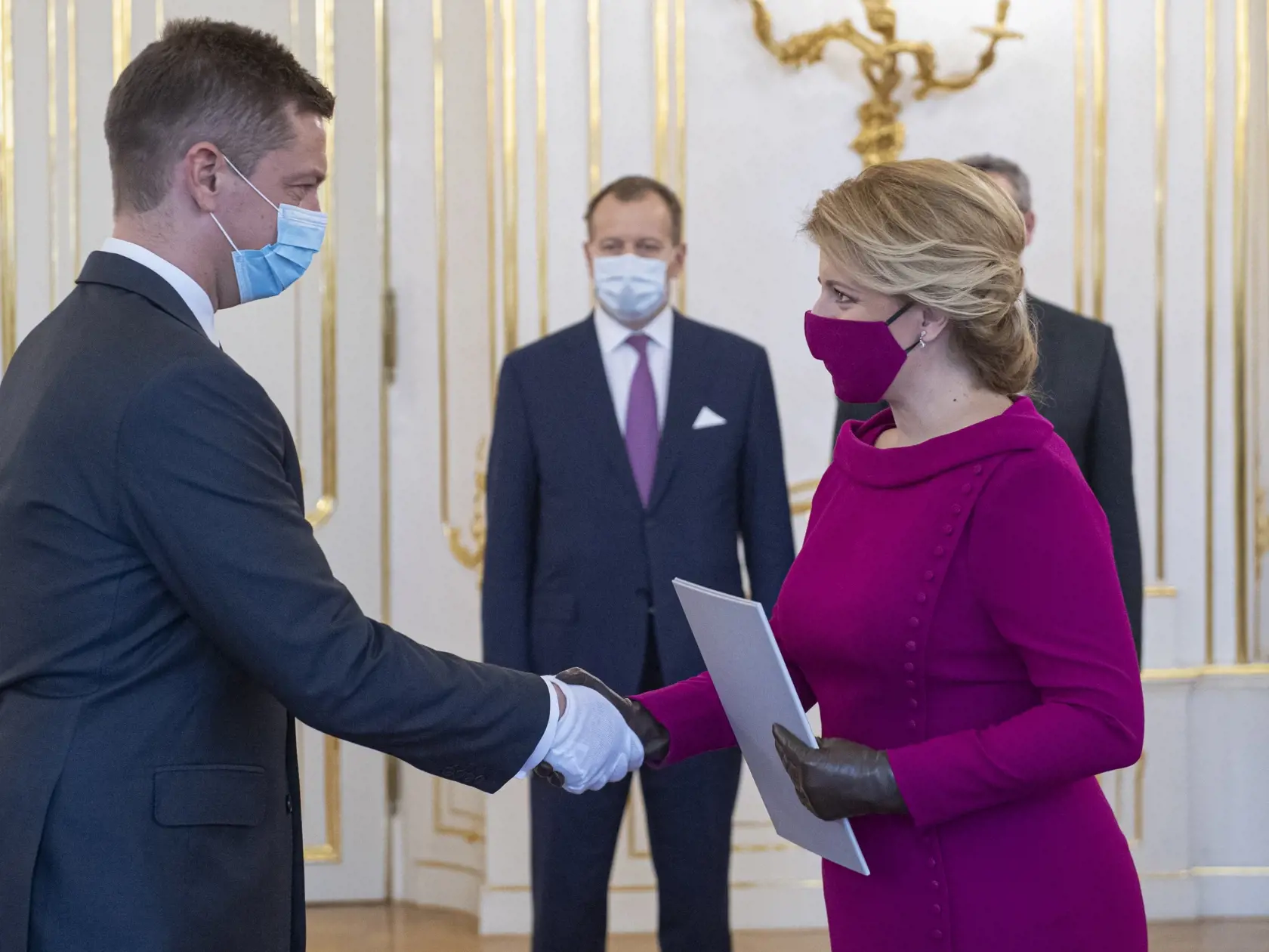 Na snímke vpravo prezidentka Zuzana Čaputová  odovzdáva menovací dekrét ministrovi dopravy a výstavby SR Andrejovi Doležalovi v Prezidentskom paláci v Bratislave, 21. marca 2020.  FOTO TASR - Michal Svítok