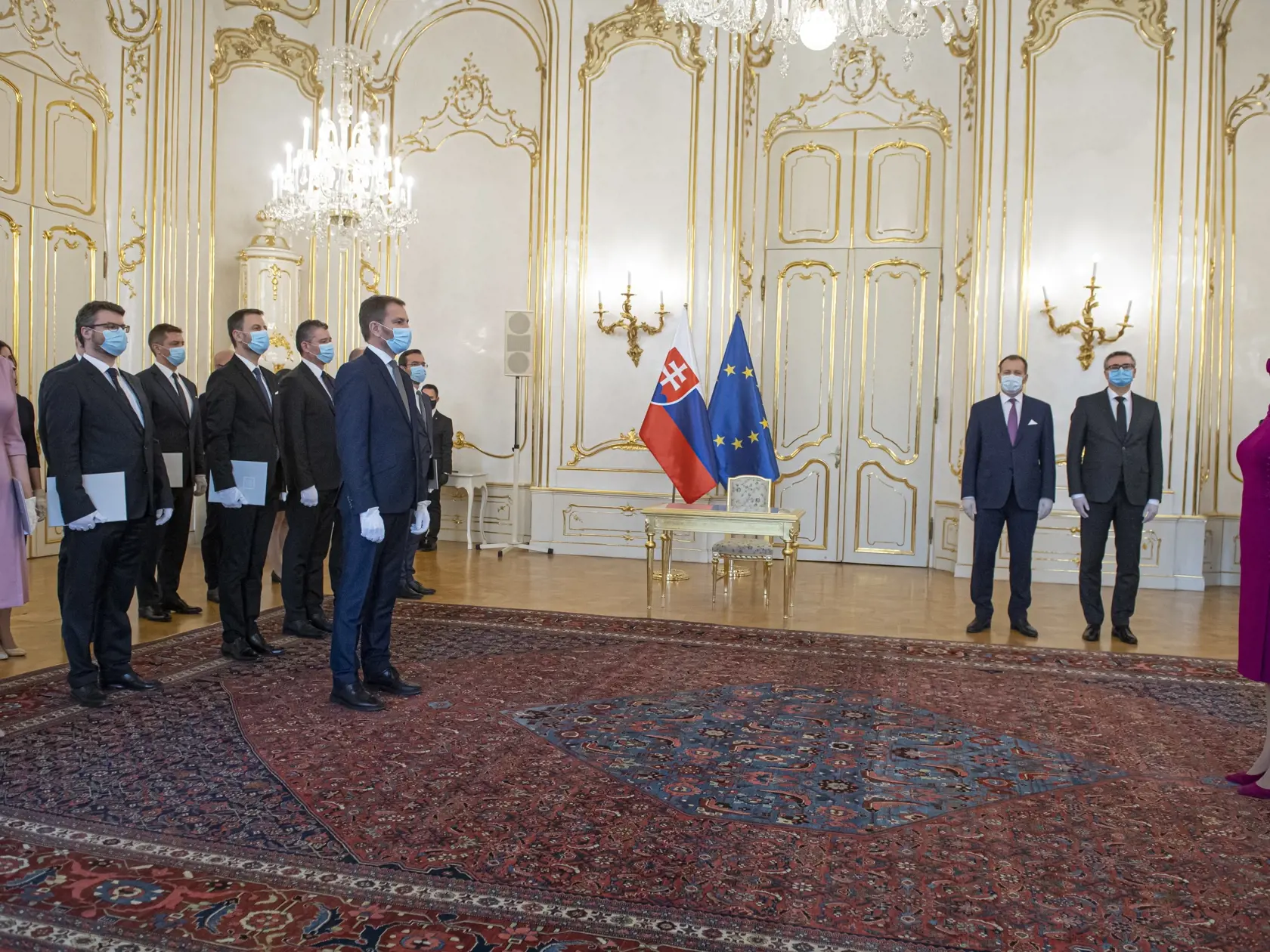 Na snímke vpravo prezidentka Zuzana Čaputová  počas aktu vymenovania vlády pod vedením Igora Matoviča v Prezidentskom paláci v Bratislave, 21. marca 2020. FOTO TASR - Michal Svítok
