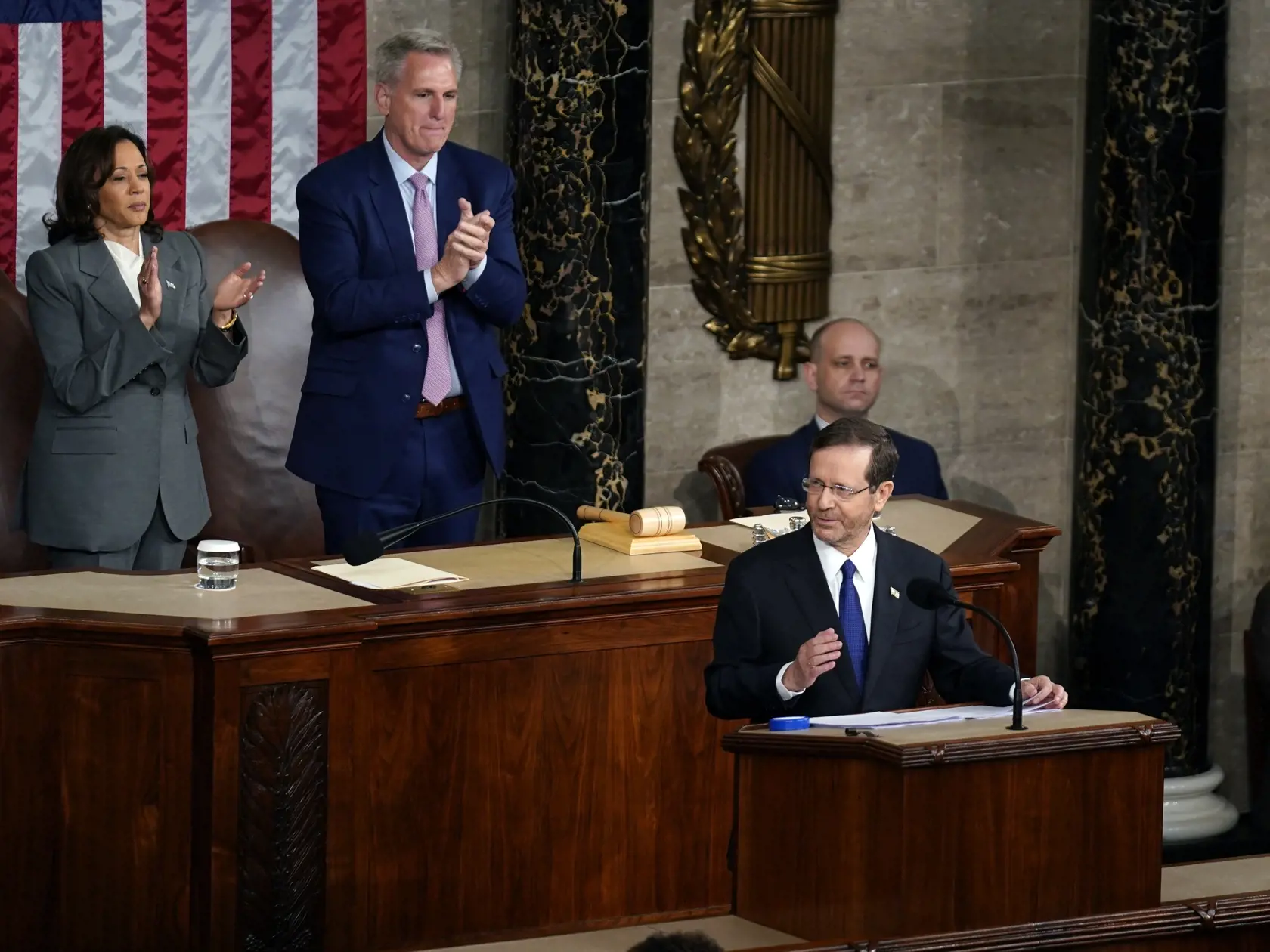 JB 39 Washington - Izraelský prezident Jicchak Herzog (vpravo) počas jeho prejavu v americkom Kongrese vo Washingtone 19. júla 2023. Hore vľavo americká viceprezidentka Kamala Harrisová a hore uprostred predseda Snemovne reprezentantov USA Kevin McCarthy mu tlieskajú. FOTO TASR/AP

Israeli President Isaac Herzog speaks to a joint session of Congress, Wednesday, July 19, 2023, at the Capitol in Washington, as Vice President Kamala Harris and House Speaker Kevin McCarthy of Calif., look on.(AP Pho