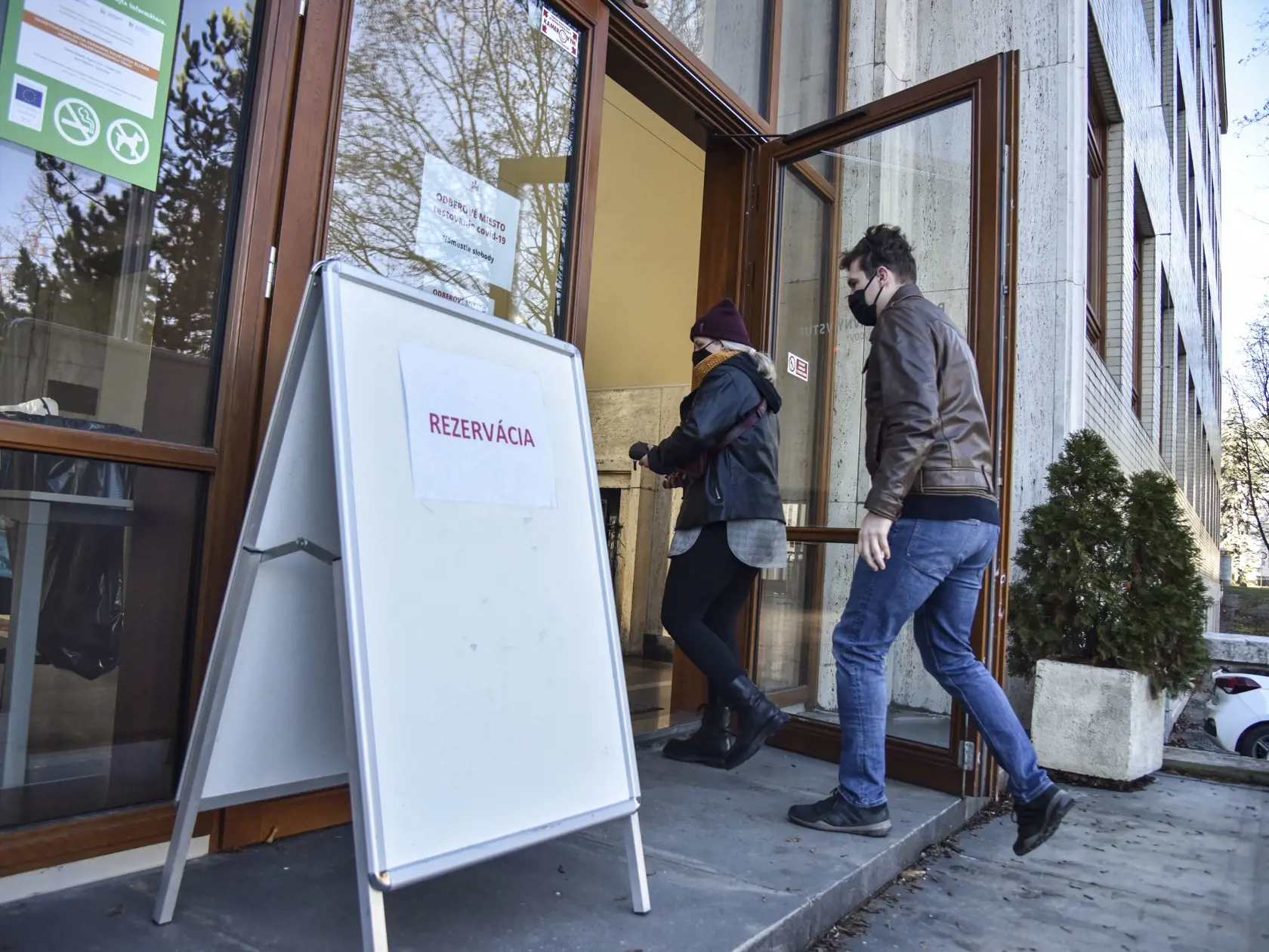 Na snímke ľudia prichádzajú na antigénové testovanie na odbernom mieste v budove Fakulty architektúry a dizajnu Slovenskej technickej univerzity (STU) v Bratislave na Námestí Slobody 30. januára 2021 v Bratislave. FOTO TASR - Pavol Zachar