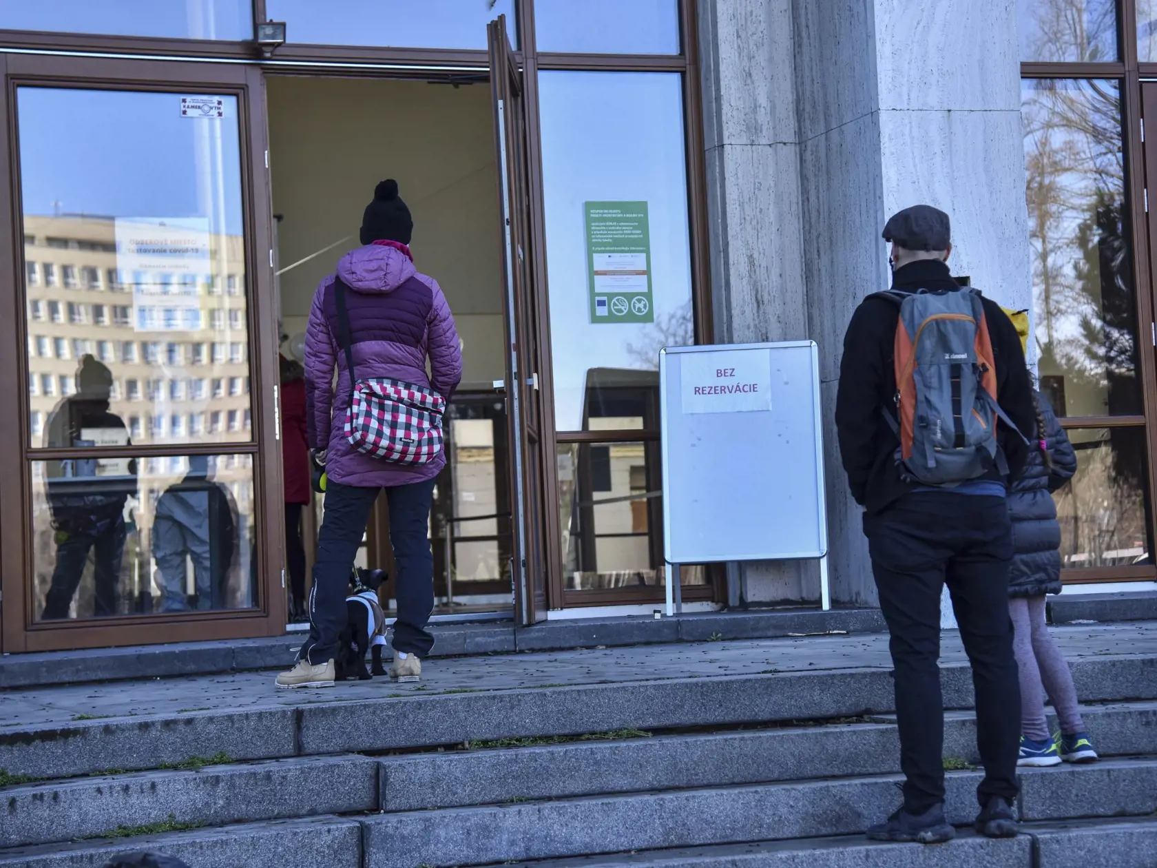 Na snímke ľudia čakajú na antigénové testovanie na odbernom mieste v budove Fakulty architektúry a dizajnu Slovenskej technickej univerzity (STU) v Bratislave na Námestí Slobody 30. januára 2021 v Bratislave. FOTO TASR - Pavol Zachar