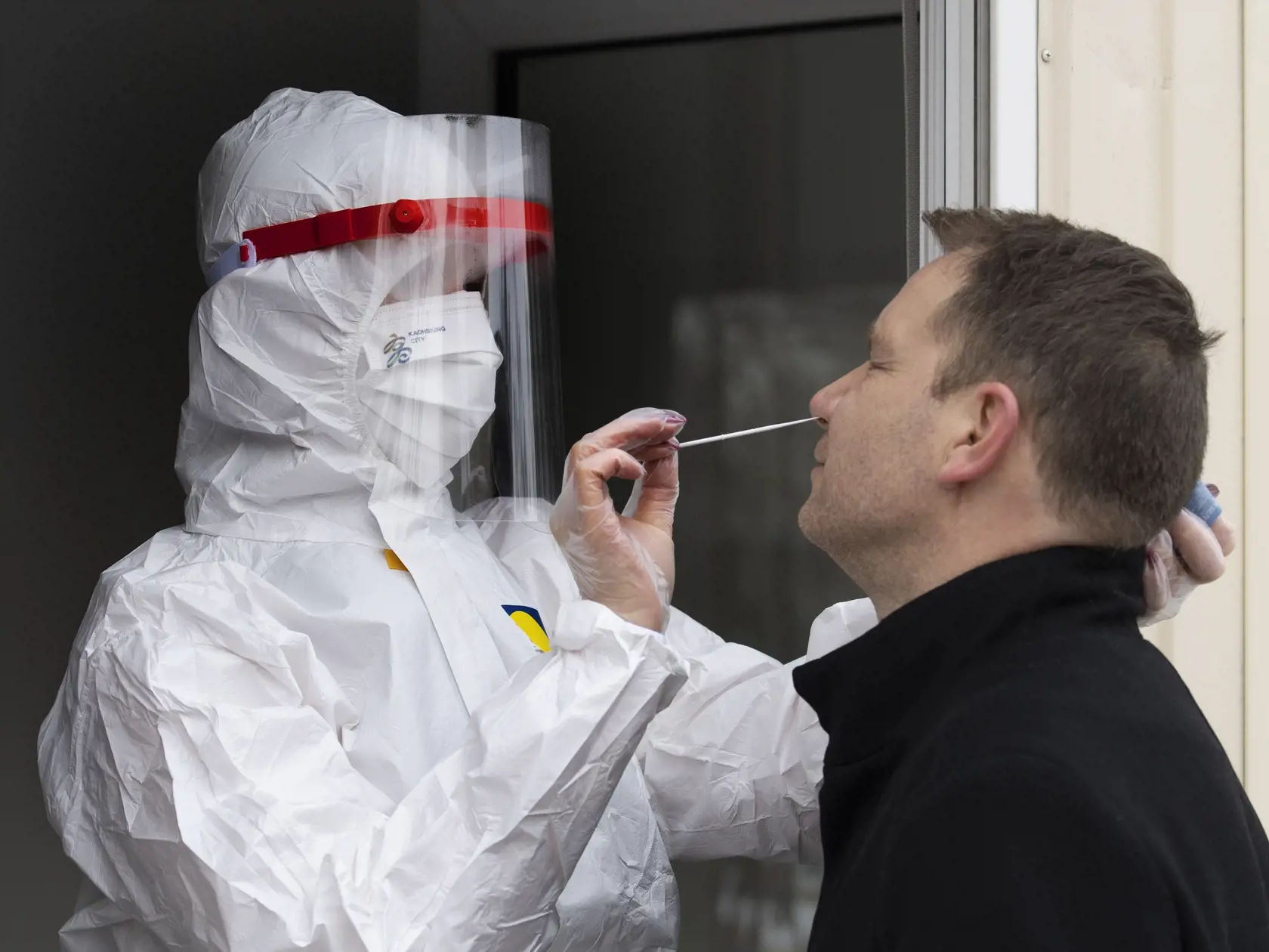 Na snímke zdravotník odoberá vzorku z nosa počas testovania na ochorenie COVID-19 v rámci spustenia  mobilného odberného miesta pri Úrade Bratislavského samosprávneho kraja (BSK), ktoré vzniklo v spolupráci s Hlavným mestom SR Bratislava 18. januára 2021. FOTO TASR - Pavel Neubauer
