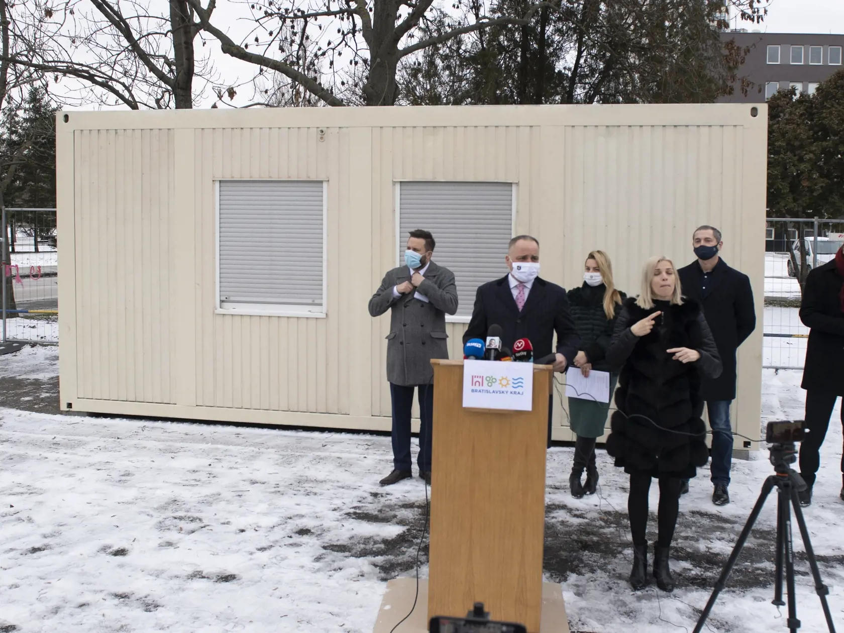 Na snímke v popredí predseda Bratislavského samosprávneho kraja (BSK) Juraj Droba, vľavo primátor hlavného mesta Bratislava Matúš Vallo počas tlačovej konferenice k spusteniu  mobilného odberového miesta pri Úrade BSK, ktoré vzniklo v spolupráci s Hlavným mestom SR Bratislava 18. januára 2021. FOTO TASR - Pavel Neubauer