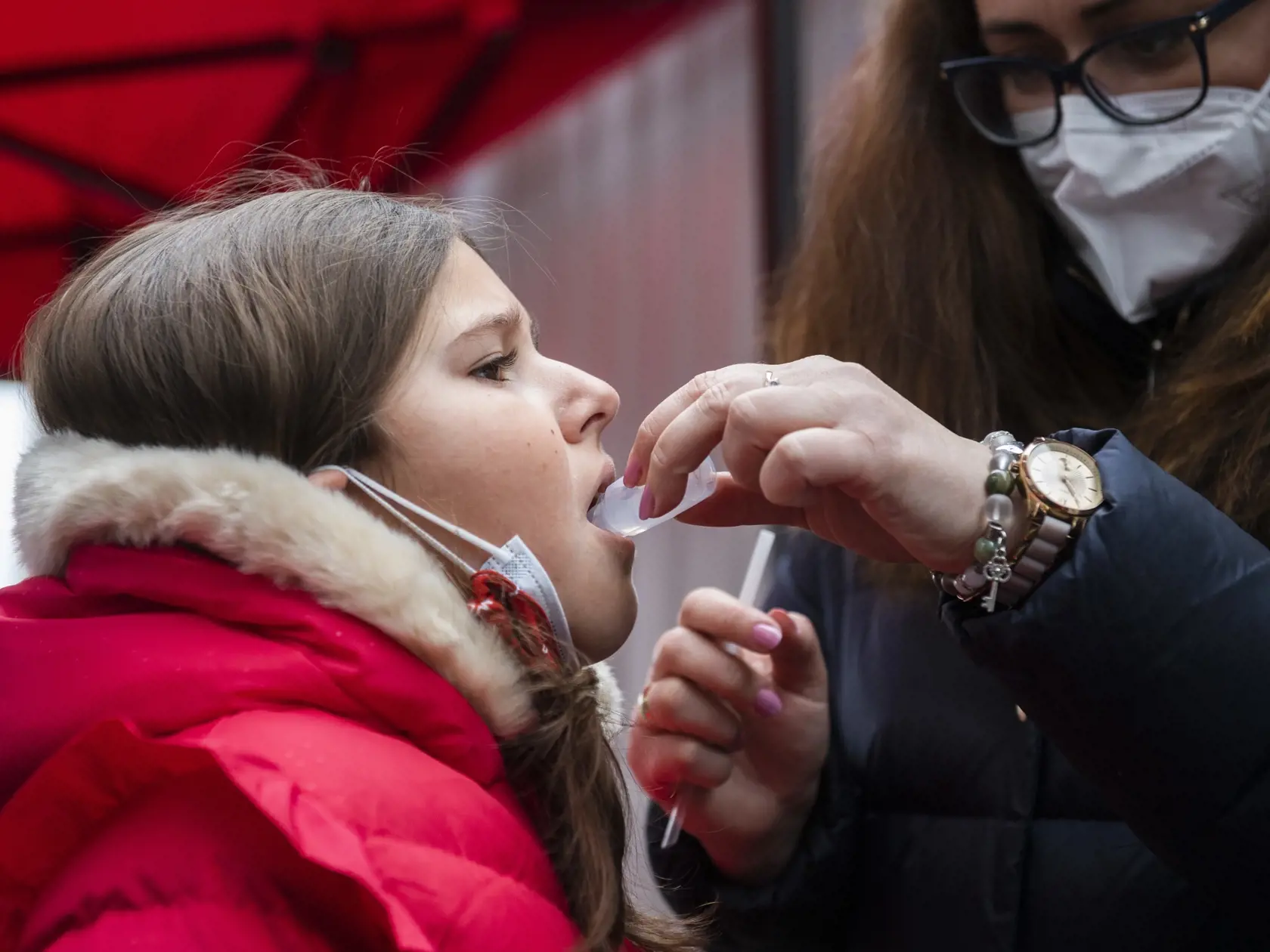 Na snímke dieťa sa testuje počas PCR testu metódou odberu formou kloktania v Bratislave 22. januára 2021. FOTO TASR - Jaroslav Novák