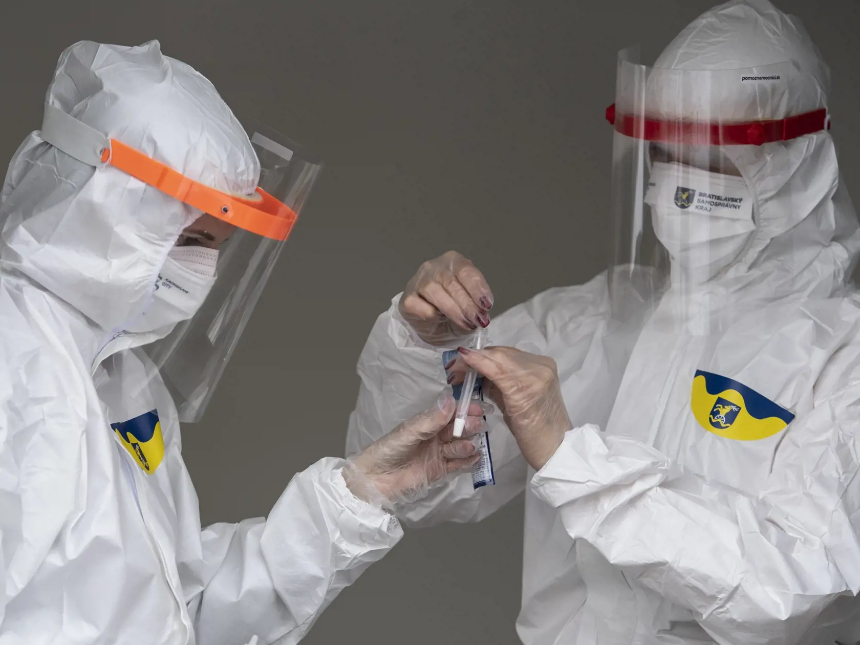 Na snímke zdravotní pracovníci po odobratí vzorky z nosa počas testovania na ochorenie COVID-19 v rámci spustenia  mobilného odberného miesta pri Úrade Bratislavského samosprávneho kraja (BSK), ktoré vzniklo v spolupráci s Hlavným mestom SR Bratislava 18. januára 2021. FOTO TASR - Pavel Neubauer