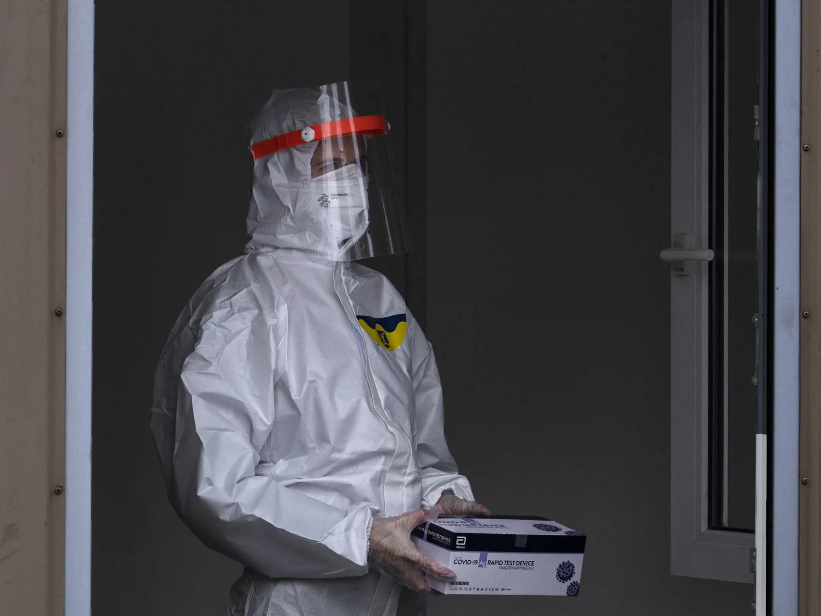 Na snímke zdravotný pracovník počas spustenia mobilného odberného miesta na testovanie prítomnosti nového koronavírusu pri Úrade Bratislavského samosprávneho kraja (BSK), ktoré vzniklo v spolupráci s Hlavným mestom SR Bratislava 18. januára 2021. FOTO TASR - Pavel Neubauer