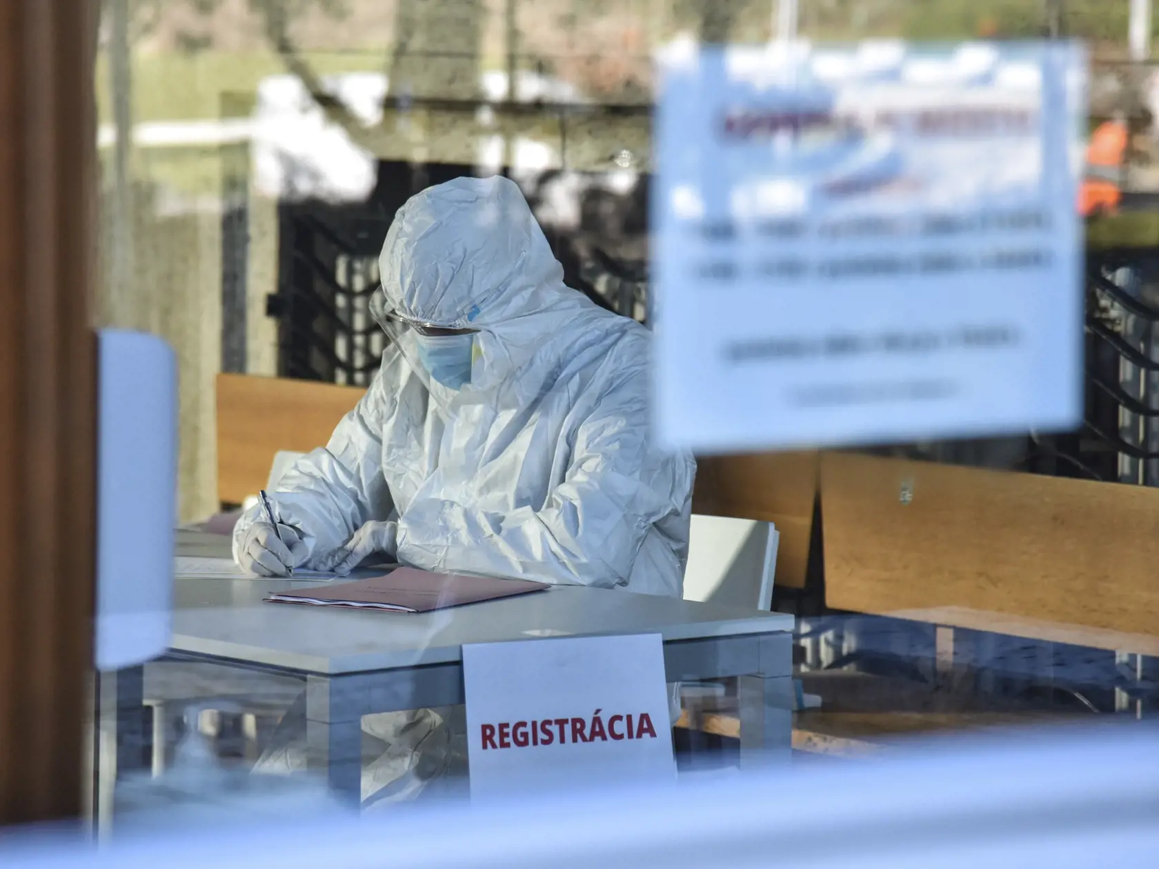Na snímke pracovník odberného tímu na odbernom mieste v budove Fakulty architektúry a dizajnu Slovenskej technickej univerzity v Bratislave na Námestí Slobody 30. januára 2021 v Bratislave. FOTO TASR - Pavol Zachar
