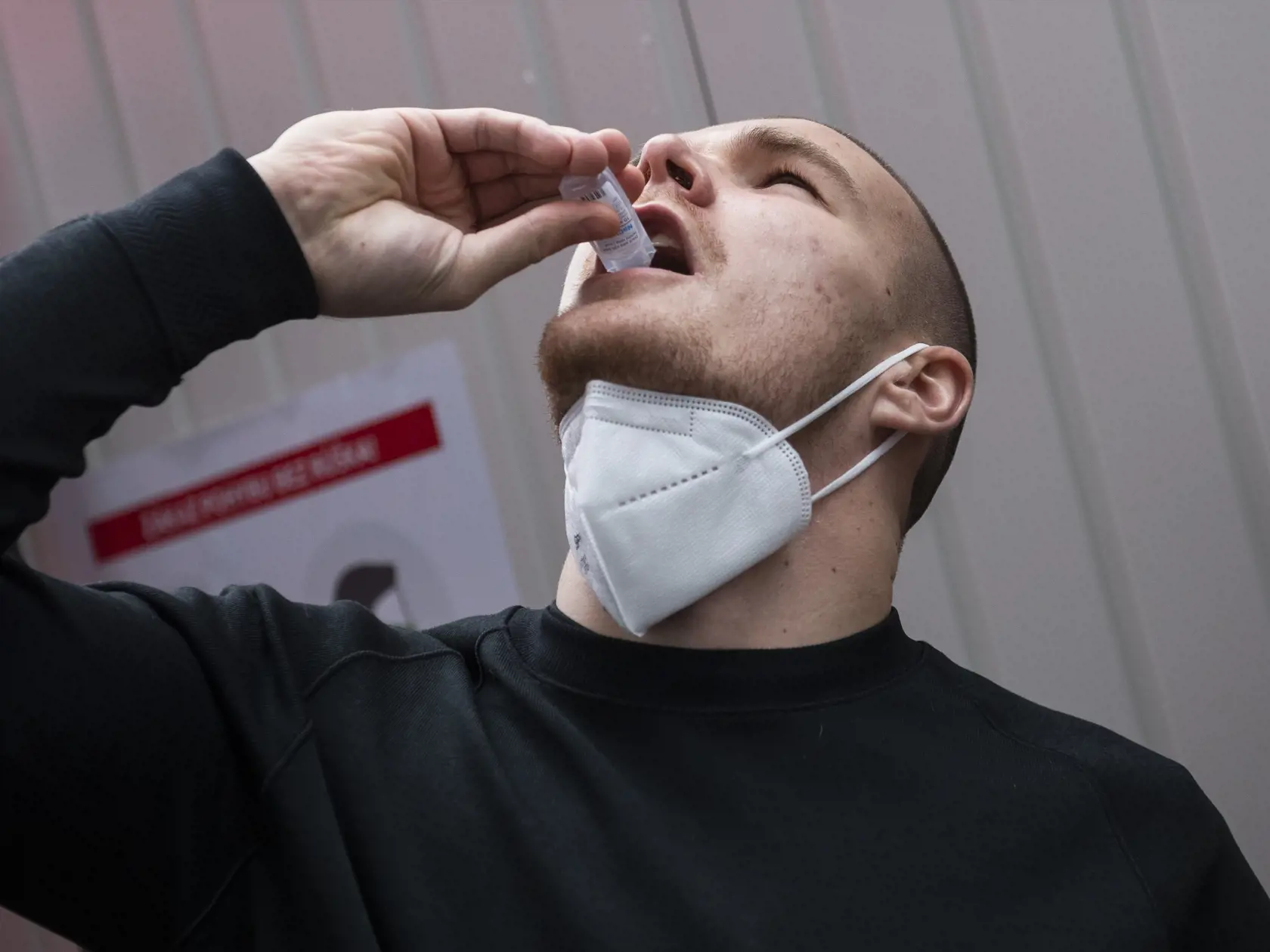 Na snímke muž sa testuje počas PCR testov metódou odberu formou kloktania v Bratislave 22. januára 2021. FOTO TASR - Jaroslav Novák