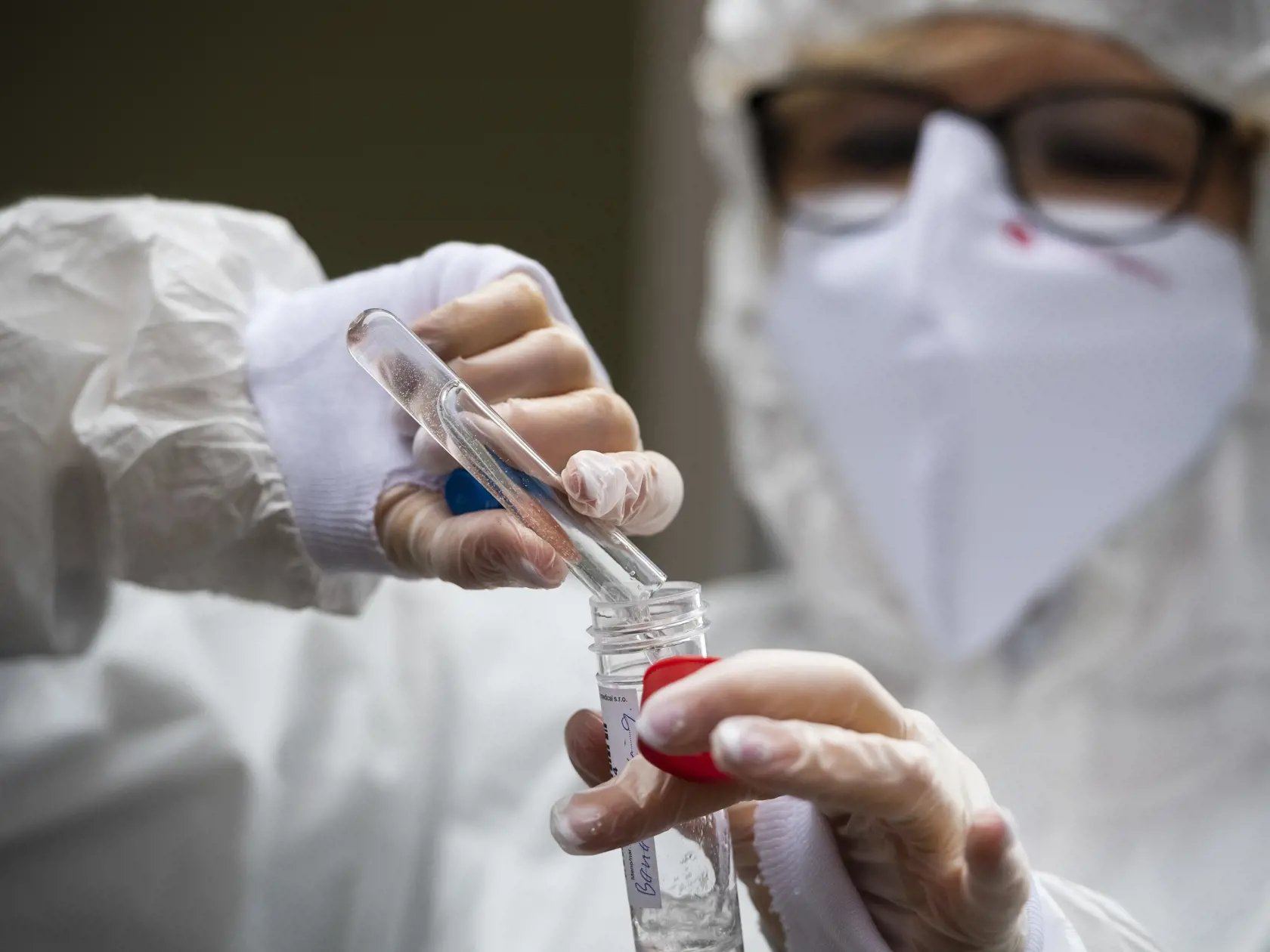 Na snímke odberná pracovníčka počas PCR testu metódou odberu formou kloktania v Bratislave 22. januára 2021. FOTO TASR - Jaroslav Novák