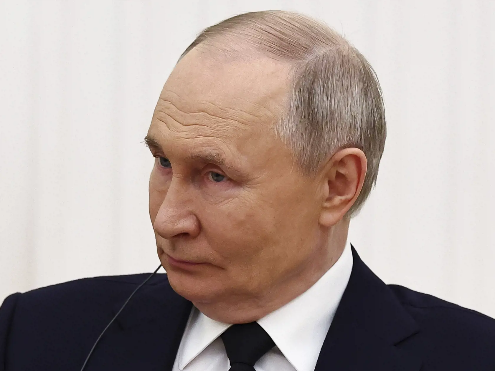 Ruský prezident Vladimir Putin počúva počas stretnutia s prezidentom Stredoafrickej republiky Faustinom-Archangeom Touaderaom v Moskve vo štvrtok 16. janauára 2025.