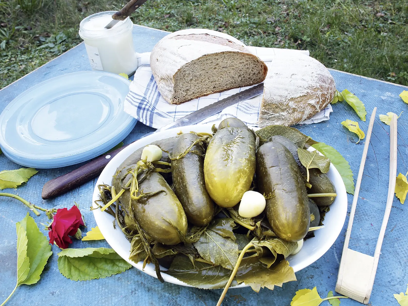 Uhorky „kvasáky“, ražný chlieb a bravčová masť – čo viac si k zdravej jesennej večeri priať?