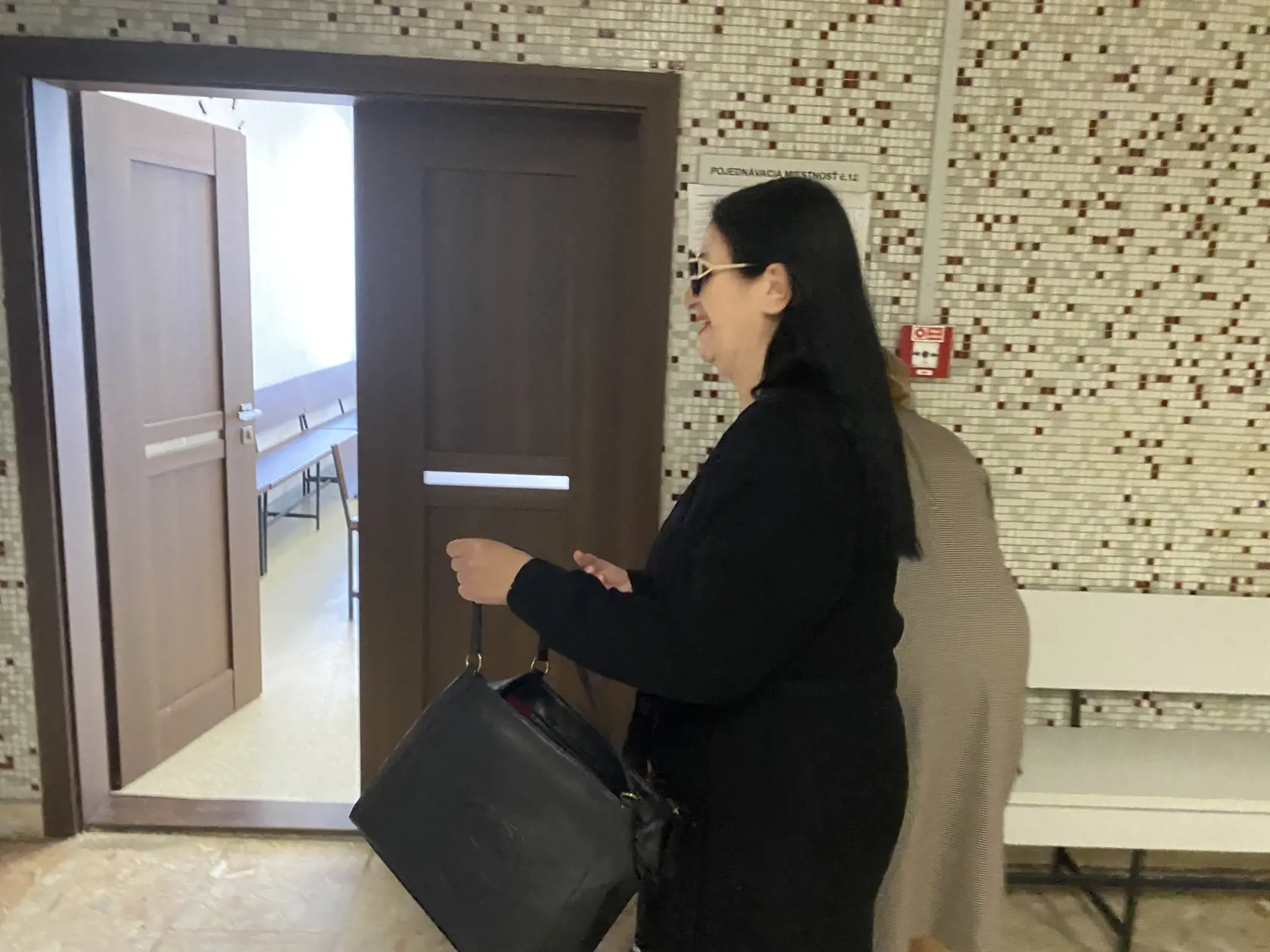 Nora Kabrheľová vchádza do pojednávacej miestnosti na košickom mestskom súde.
