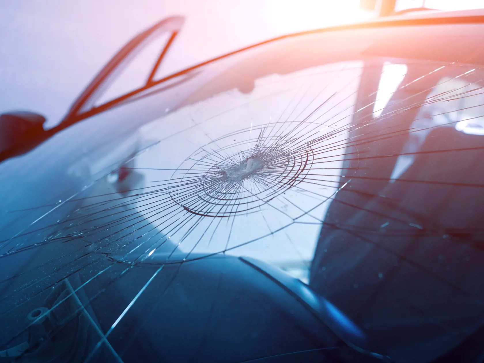 Automobile,Special,Workers,Remove,Old,Windscreen,Or,Windshield,Of,A