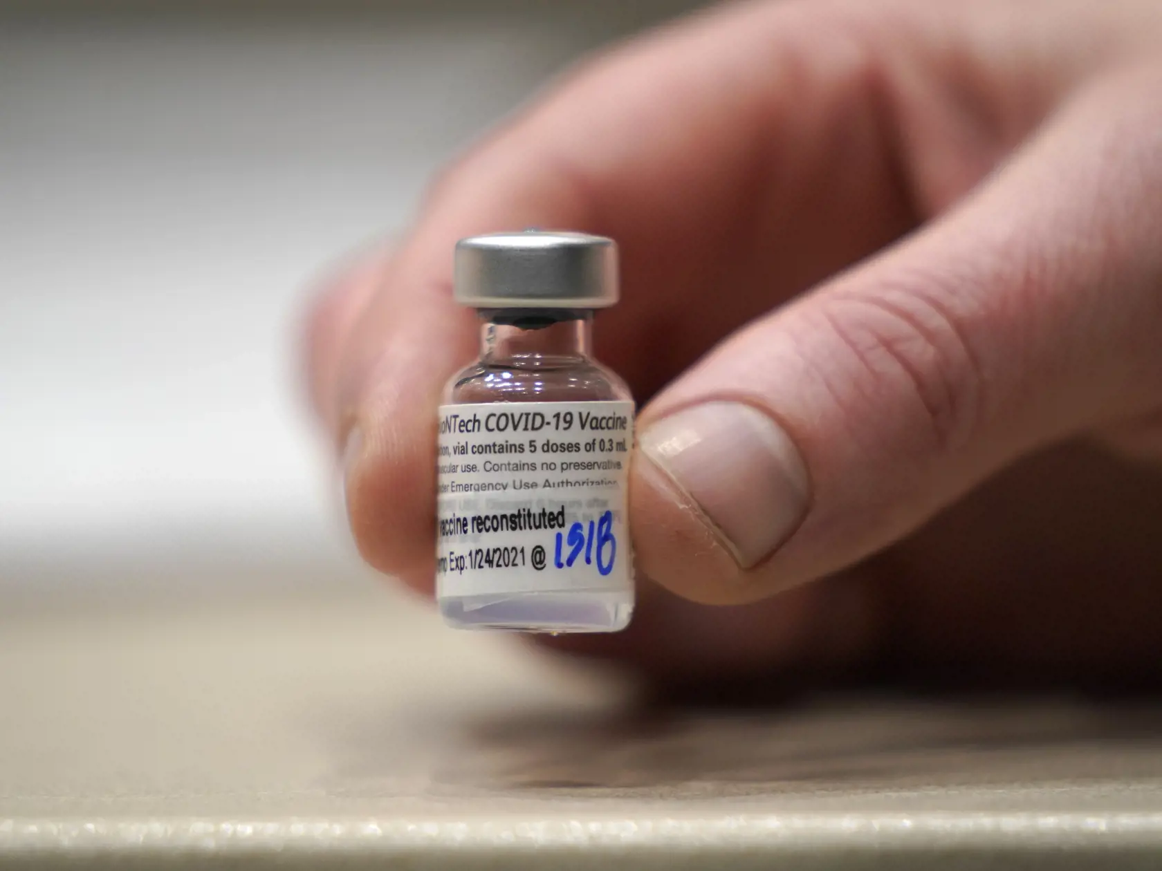 WA 25 archív Seattle - Na archívnej snímke ampulku vakcíny proti ochoreniu COVID-19 od spoločností Pfizer a BioNTech ukazujú vo vakcinačnom centre v americkom meste Seattle v nedeľu 24.januára 2021. Spoločnosti Pfizer a BioNTech vo štvrtok 28. januára 2021 oznámili, že ich vakcína proti ochoreniu COVID-19 je účinná aj proti britskému a juhoafrickému variantu koronavírusu. FOTO TASR/AP

A vial of the Pfizer vaccine for COVID-19 is shown, Sunday, Jan. 24, 2021, at a one-day vaccination clinic set 