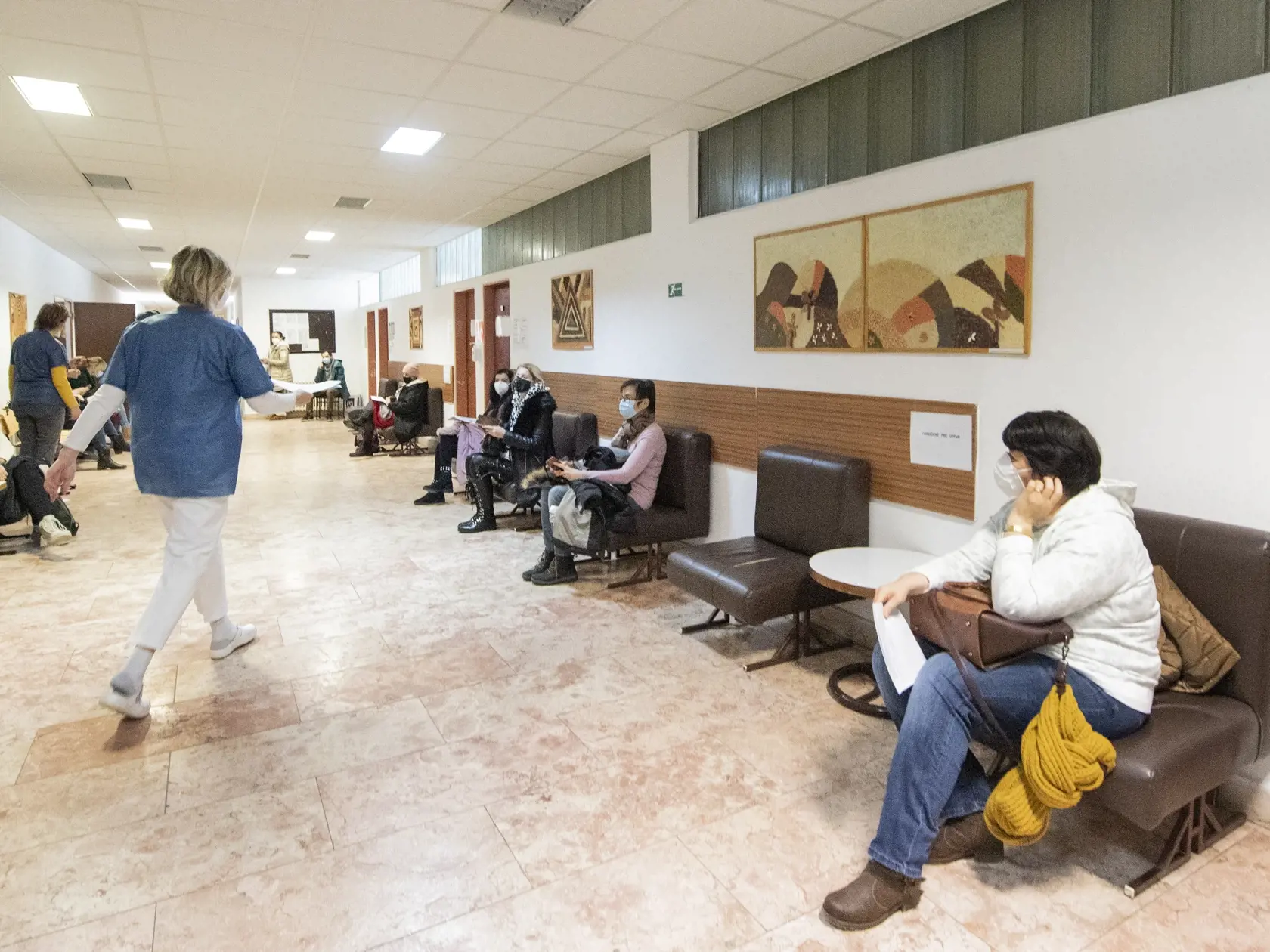 Na snímke učitelia čakajú na očkovanie proti ochoreniu COVID-19 v nemocničnej časti UNB Ružinov v Bratislave v sobotu 13. februára 2021. FOTO TASR - Pavel Neubauer