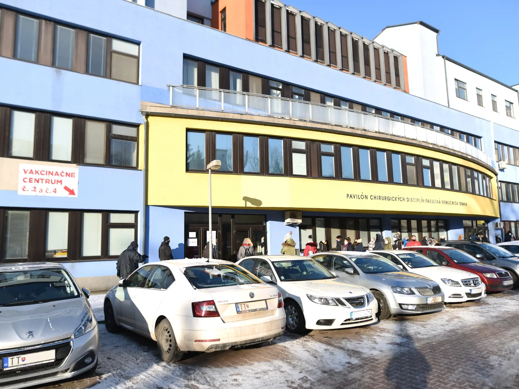 Na snímke objednaní učitelia čakajú na očkovanie proti ochoreniu COVID-19 pri vakcinačnom centre Fakultnej nemocnici v Trnave počas očkovania učiteľov v sobotu 13. februára 2021. FOTO TASR - Lukáš Grinaj