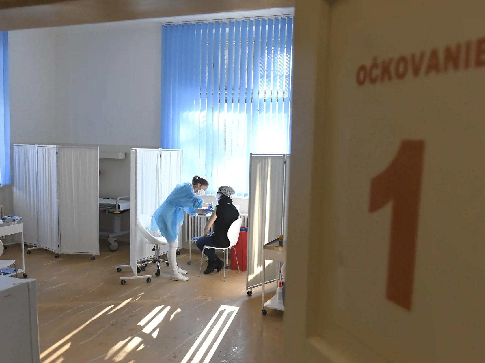 Na snímke očkovanie učiteľov proti ochoreniu COVID-19 vo vakcinačnom centre UNLP Košice 13. januára 2021. FOTO TASR – František Iván