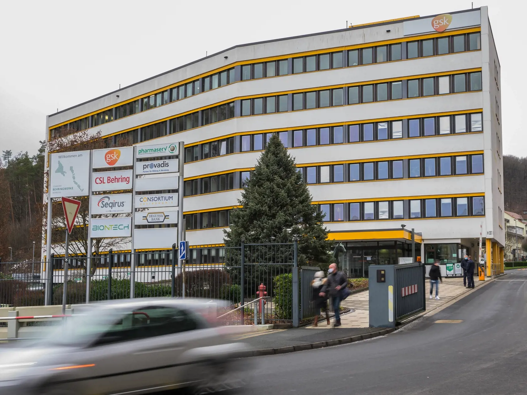 WA 48 archív Marburg - Na archívnej snímke z 15. januára 2021 auto odchádza z priemyselného parku v západonemeckom meste Marburg. Nemecký výrobca vakcíny proti ochoreniu COVID-19 BioNTech v stredu 10. februára 2021 oznámil, že začal výrobu v novom závode v meste Marburg. Očakáva sa, že to výrazne zvýši dodávky vakcíny pre Európsku úniu, napísala tlačová agentúra AFP. BioNTech kúpil podnik v Marburgu vlani od švajčiarskeho farmaceutického giganta Novartis, aby zvýšil produkciu vakcíny, a ponechal
