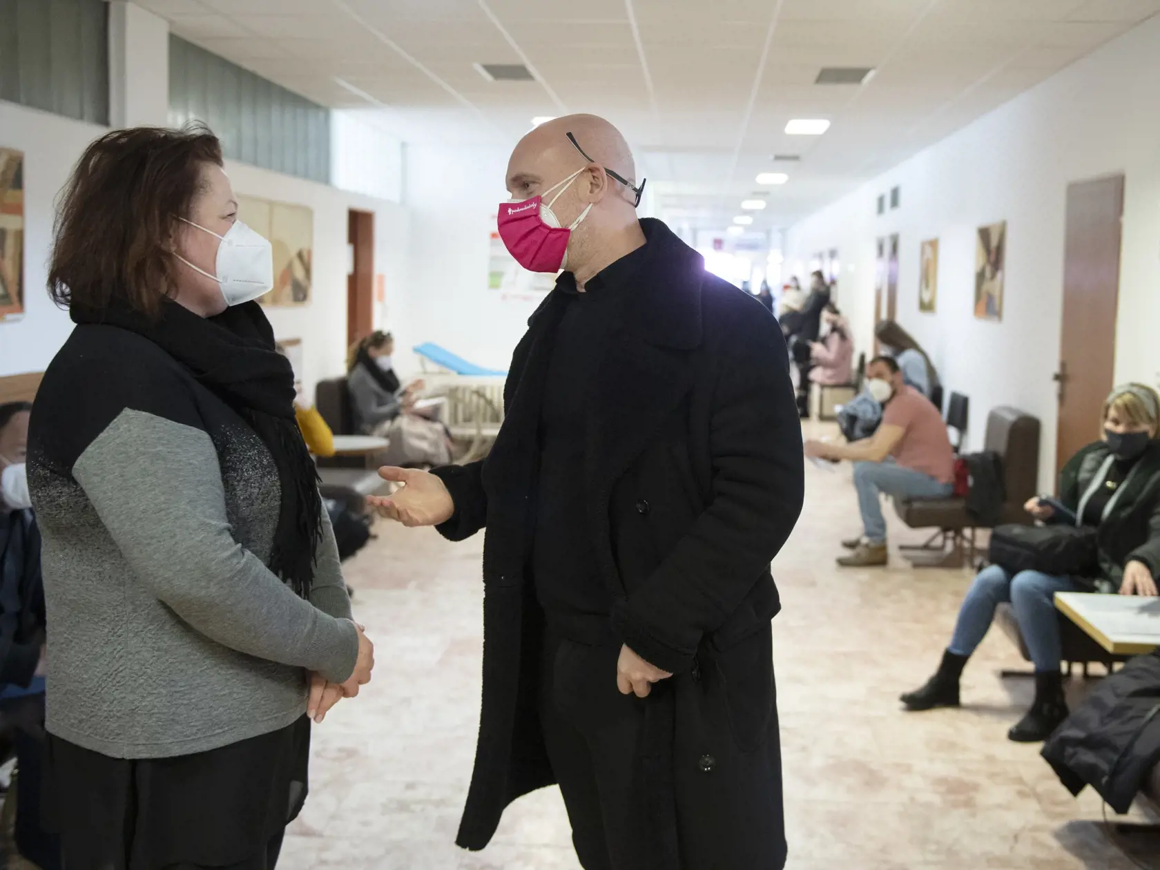Na snímke vľavo riaditeľka Univerzitnej nemocnice Bratislava Renáta Vandriaková a vľavo minister školstva (SaS) Branislav Gröhling počas kontroly očkovania učiteľov proti ochoreniu COVID-19 v nemocničnej časti UNB Ružinov v Bratislave v sobotu 13. februára 2021. FOTO TASR - Pavel Neubauer