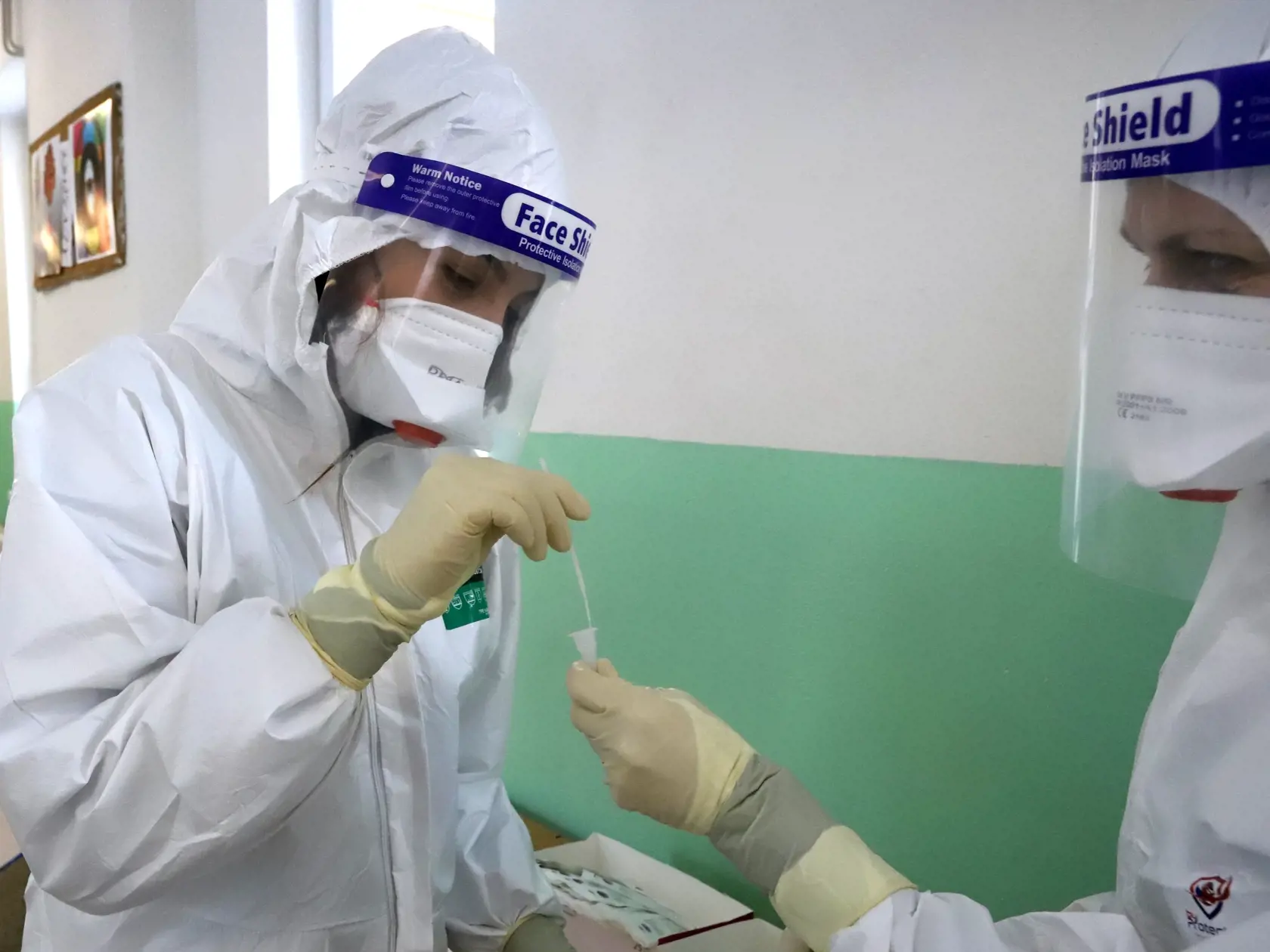 Na snímke na antigénové testovanie na prítomnosť ochorenia COVID-19  v odbernom mieste v základnej škole Zvolen Západ 30. januára 2021. FOTO TASR  - Ján Krošlák