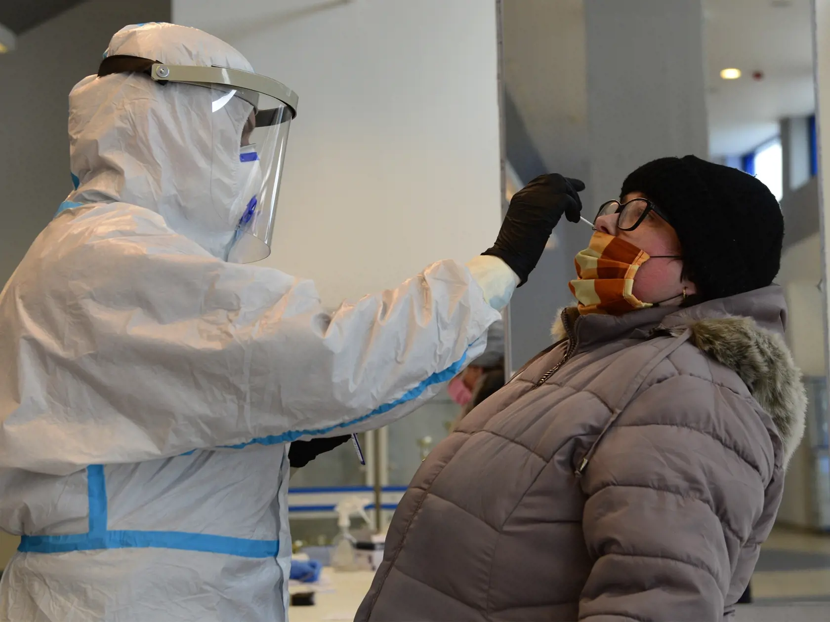 Dobrovoľné testovanie antigénovými testami na Covid-19 v Starej Ľubovni. Na snímke testovanie v športovej hale. Stará Ľubovňa 23. januára 2021. FOTO TASR – Milan Kapusta 
