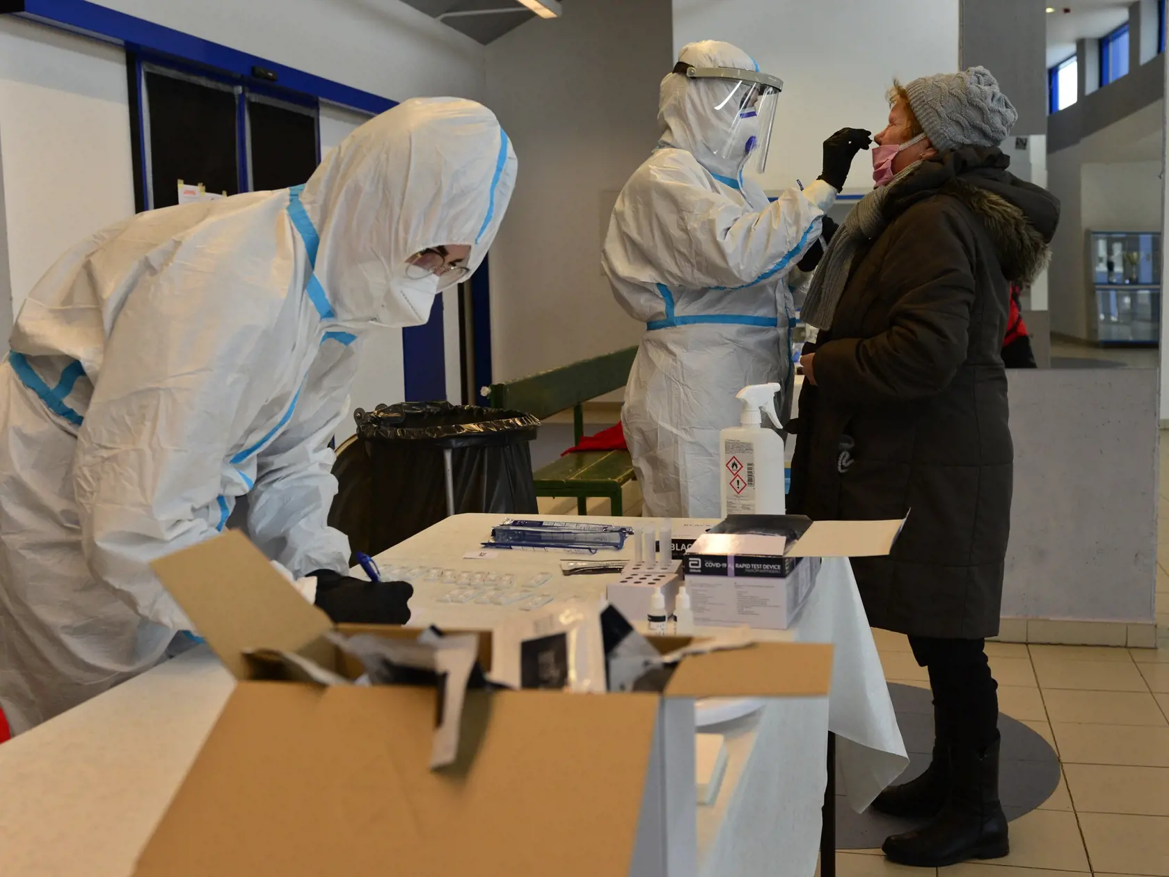 Dobrovoľné testovanie antigénovými testami na Covid-19 v Starej Ľubovni. Na snímke testovanie v športovej hale. Stará Ľubovňa 23. januára 2021. FOTO TASR – Milan Kapusta 
