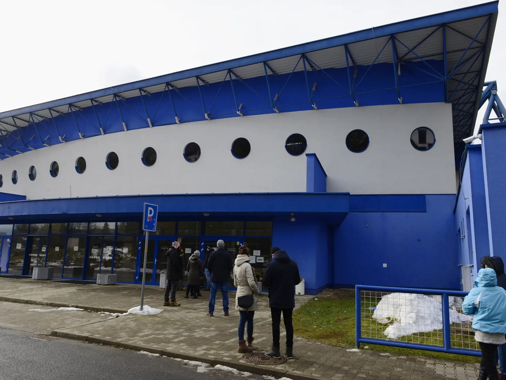 Dobrovoľné testovanie antigénovými testami na Covid-19 v Starej Ľubovni. Na snímke testovanie v športovej hale. Stará Ľubovňa 23. januára 2021. FOTO TASR – Milan Kapusta 

