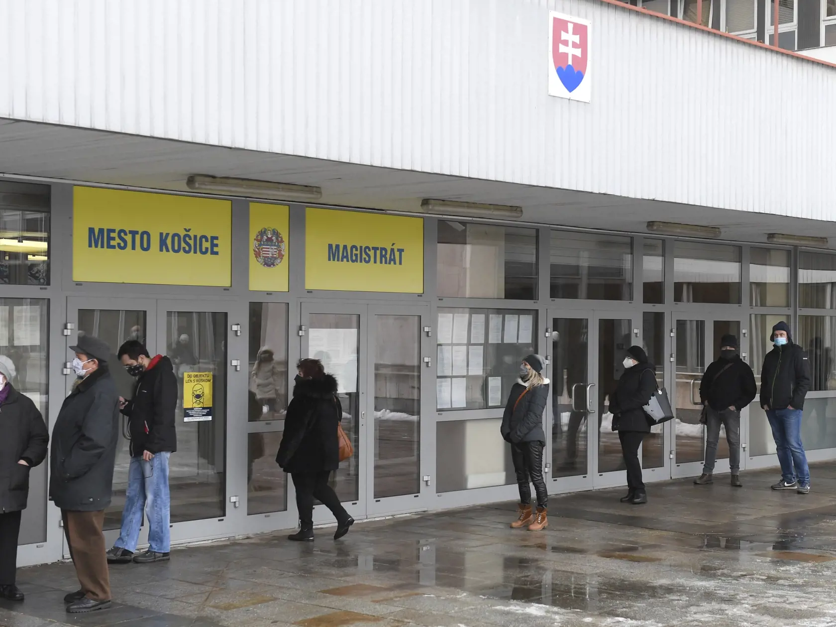 Na snímke ľudia čakajú na skríningové testovanie pred magistrátom v Košiciach 21. januára 2021. FOTO TASR – František Iván