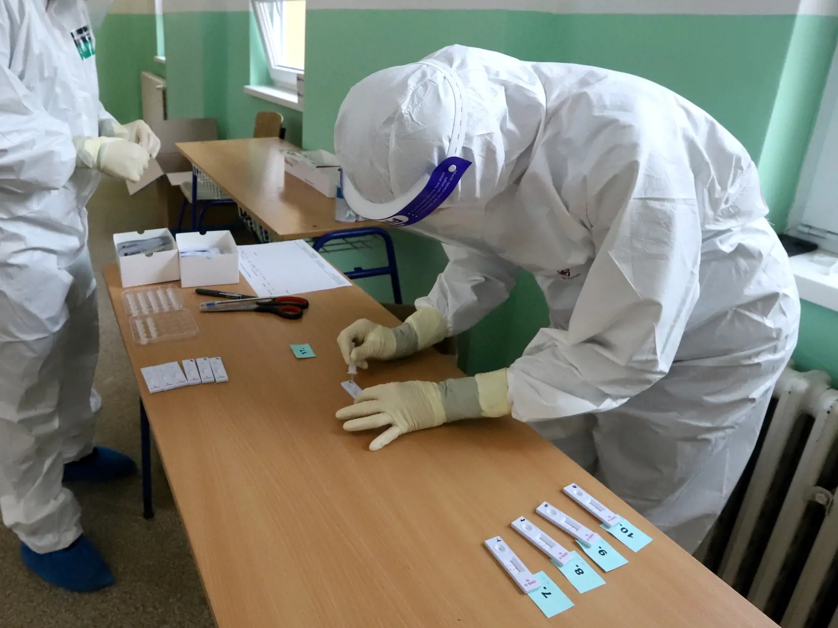 Na snímke na antigénové testovanie na prítomnosť ochorenia COVID-19  v odbernom mieste v základnej škole Zvolen Západ 30. januára 2021. FOTO TASR  - Ján Krošlák