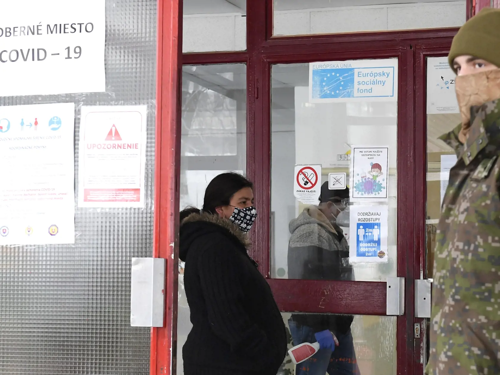 V Košiciach pokračuje od 29.1. bezplatné skríningové testovanie obyvateľov antigénovými testami. Na snímke odberné miesto v základnej škole na rómskom sídlisku Luník IX v Košiciach 29. januára 2021. FOTO TASR – František Iván 